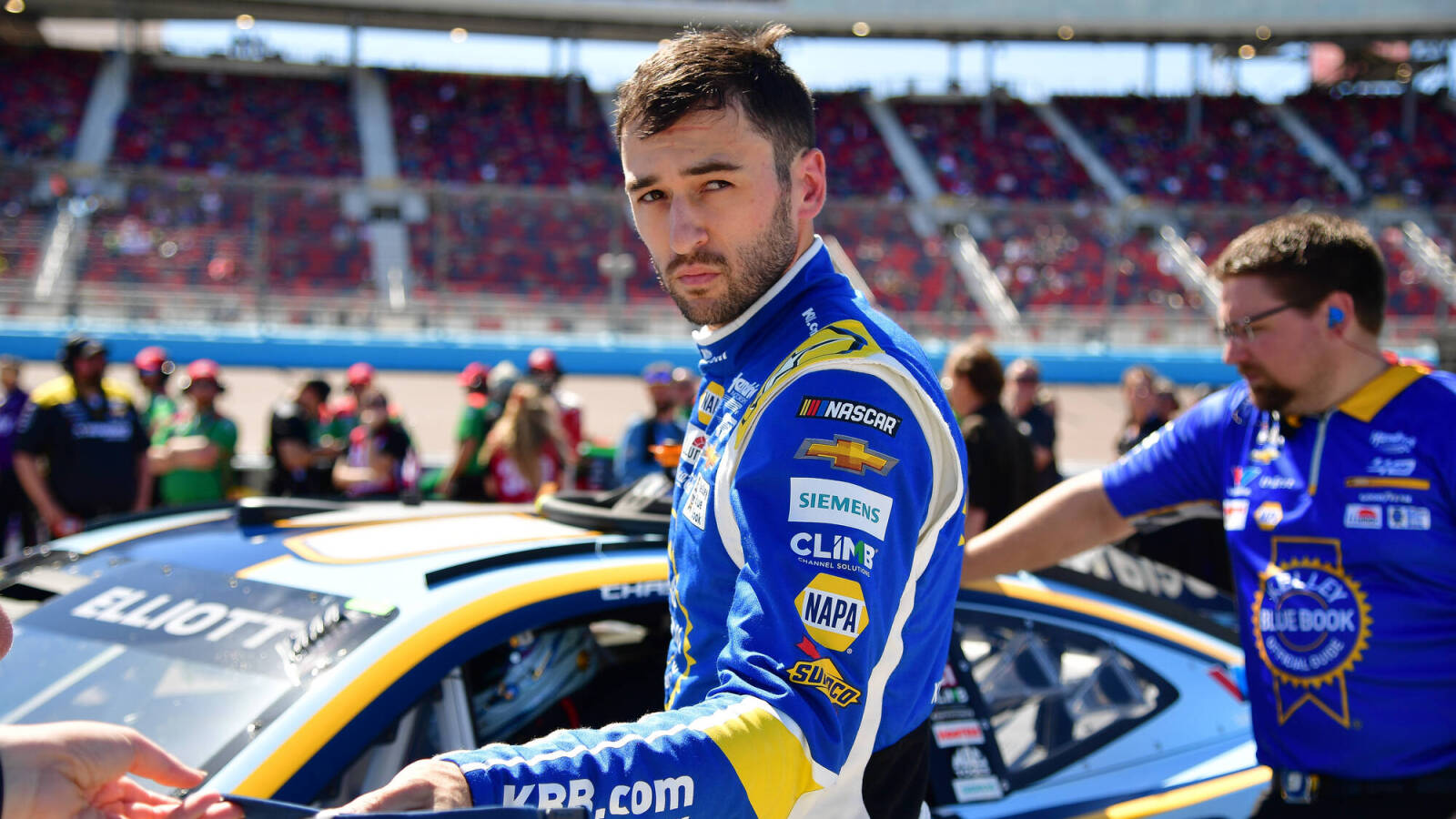 Chase Elliott breaks down how piloting his $1.8 million private jet helps him ‘challenge his mind’