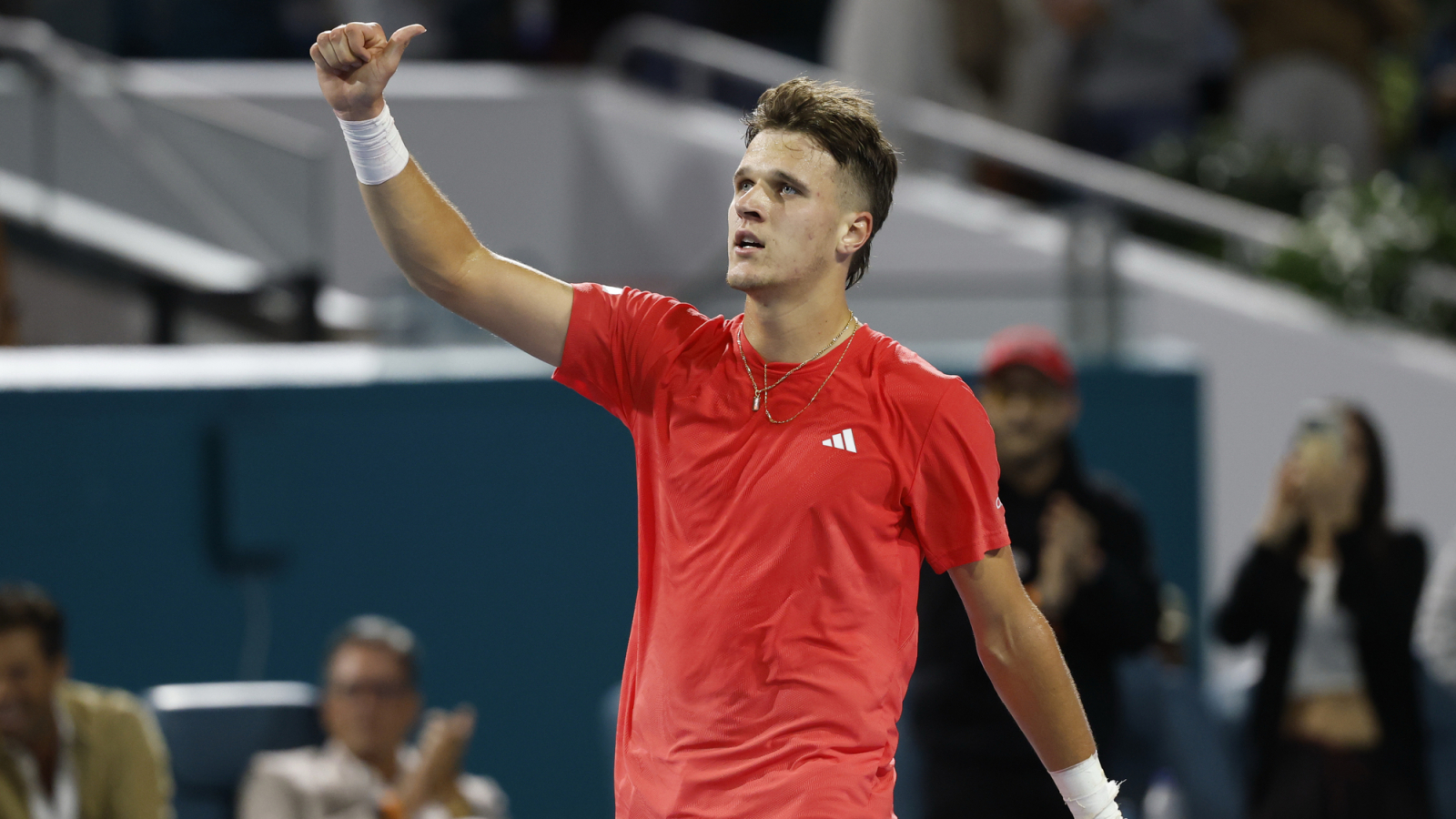 Jakub Mensik taunts French Open crowd with Novak Djokovic-inspired celebration