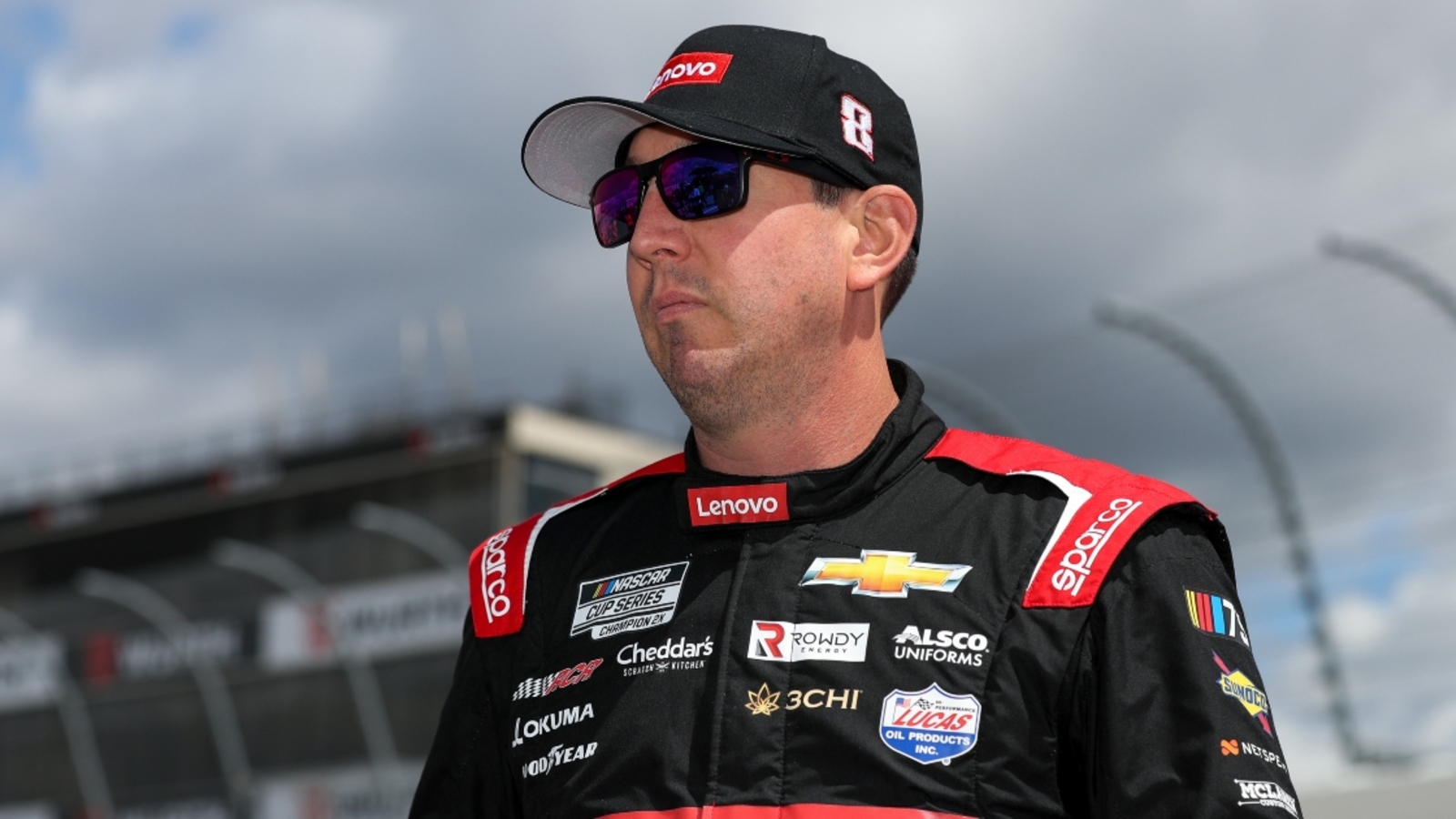 Kyle Busch takes car to garage after losing wheel, crashing into wall