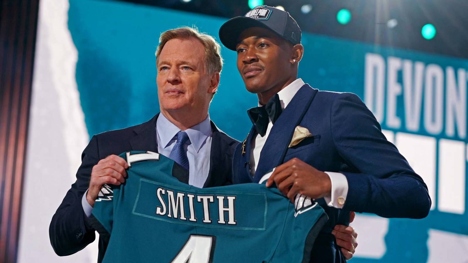 DeVonta Smith says he and Jalen Hurts are NFL's best young QB-WR duo - NewsOpener DeVonta Smith says he and Jalen Hurts are NFL's best young QB-WR duo