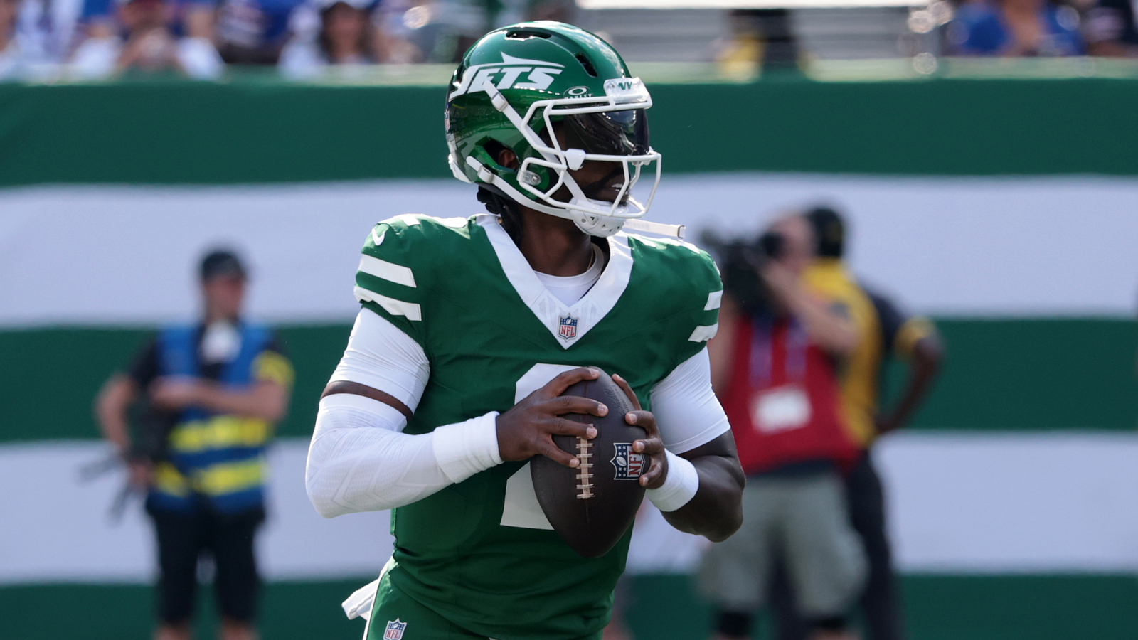 Does Tyrod Taylor have support of Jets teammates amid whispers of potential QB controversy?