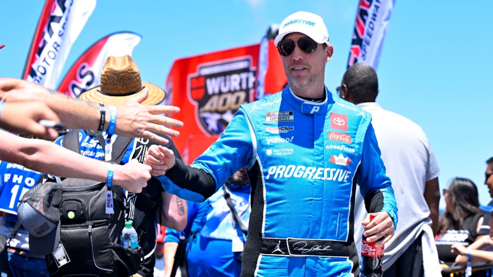 http://www.yardbarker.com/media/0/a/0a5057f3bf5b496bc0003b445d3f449bfc73fa4c/thumb_16x9/Denny-Hamlin-49.jpg