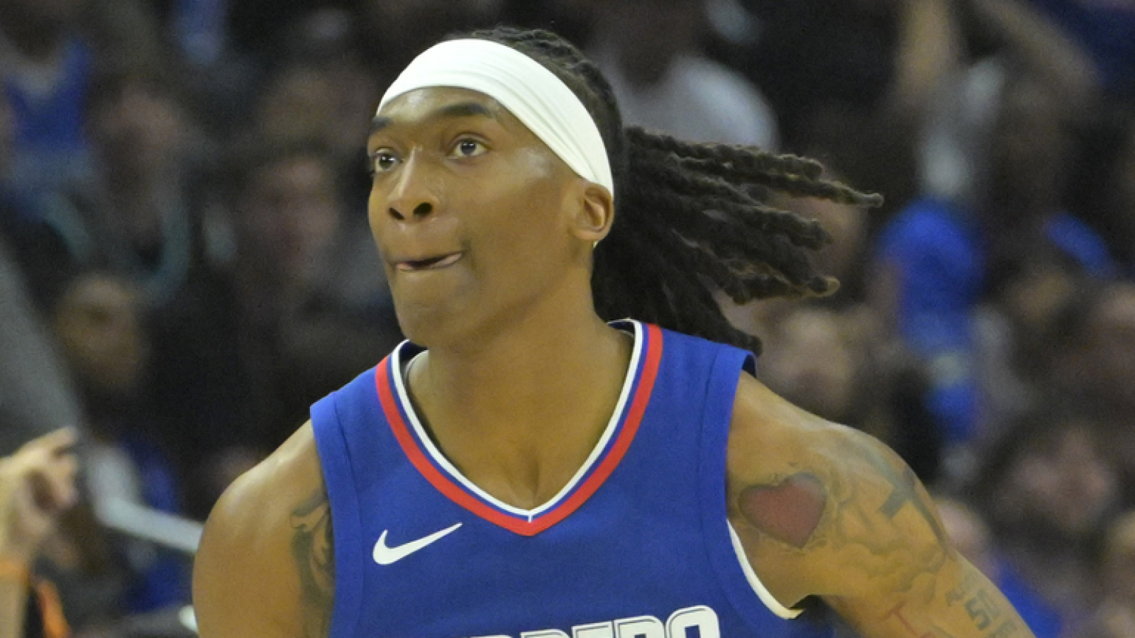 Clippers agree to three-year extension with key guard