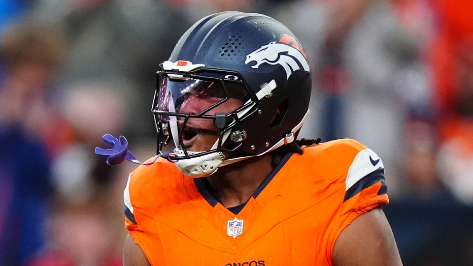 Broncos extend one-time Pro Bowl LB