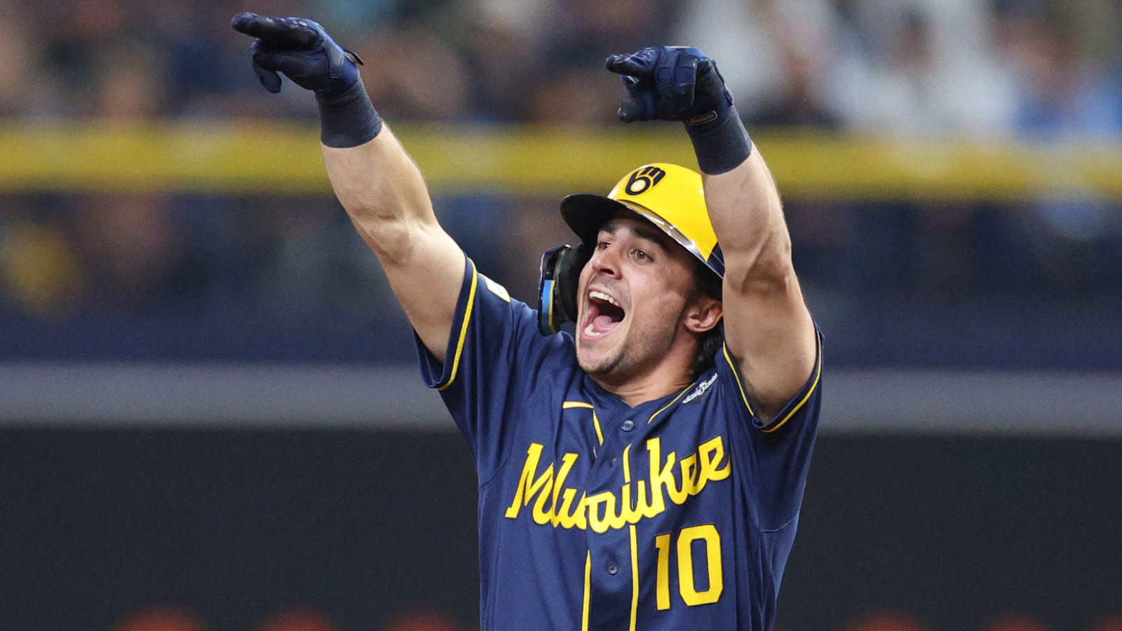 Brewers bring World Series trophy to Packers game as Sal Frelick performs Lambeau Leap