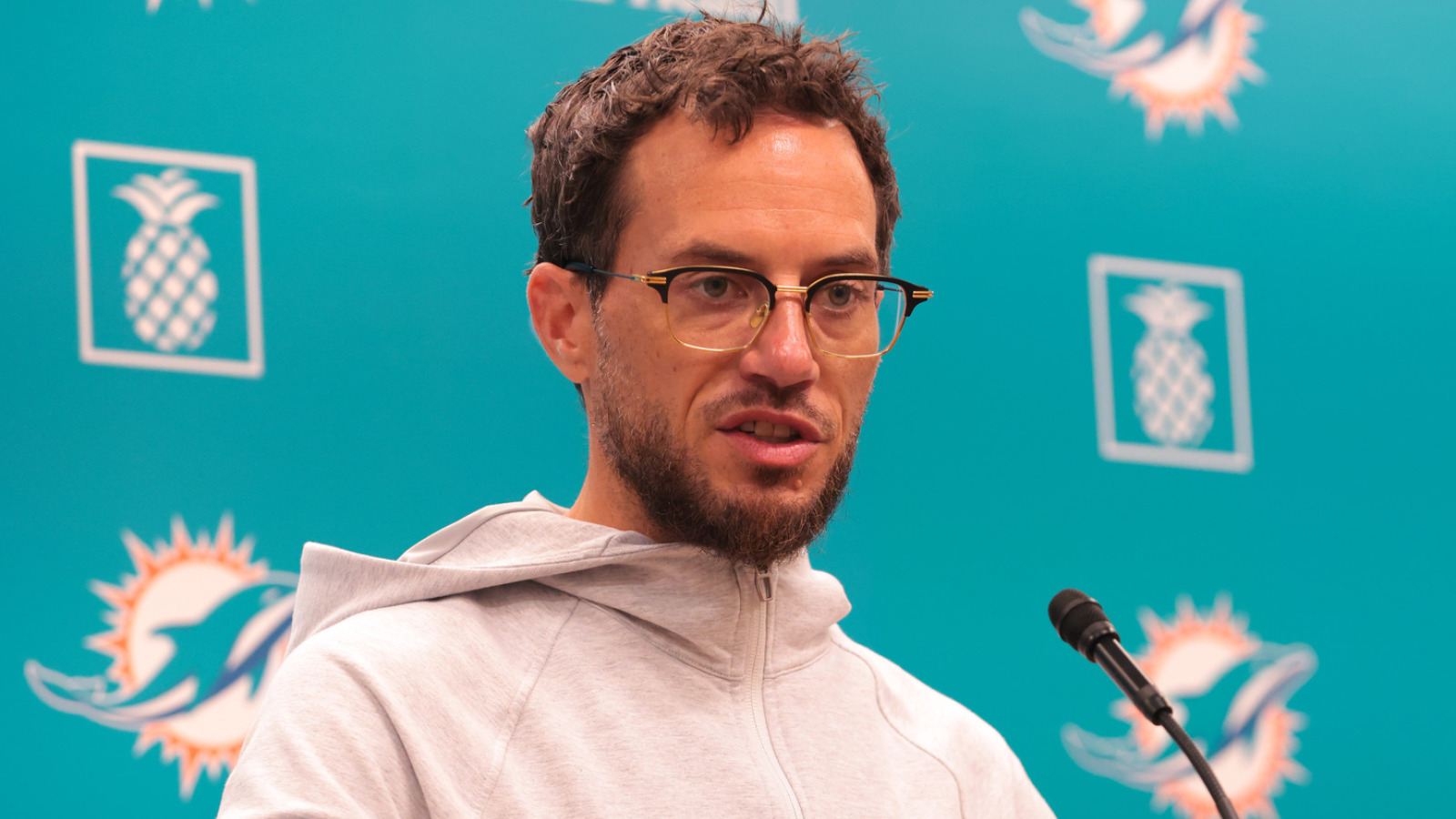 Dolphins players defend HC Mike McDaniel amid job security whispers