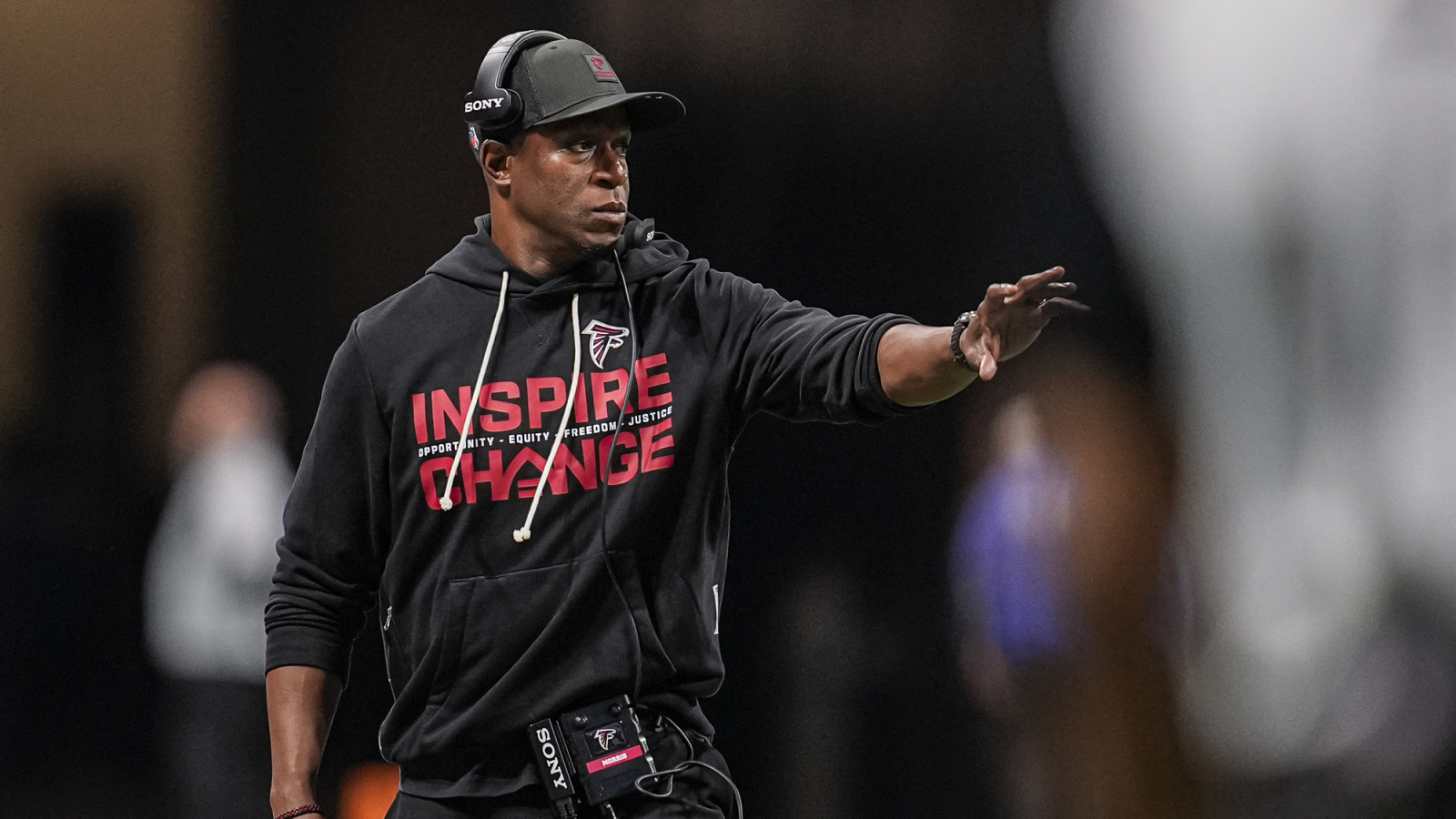 49ers’ Raheem Morris had an unusual mishap on the way to Australia game