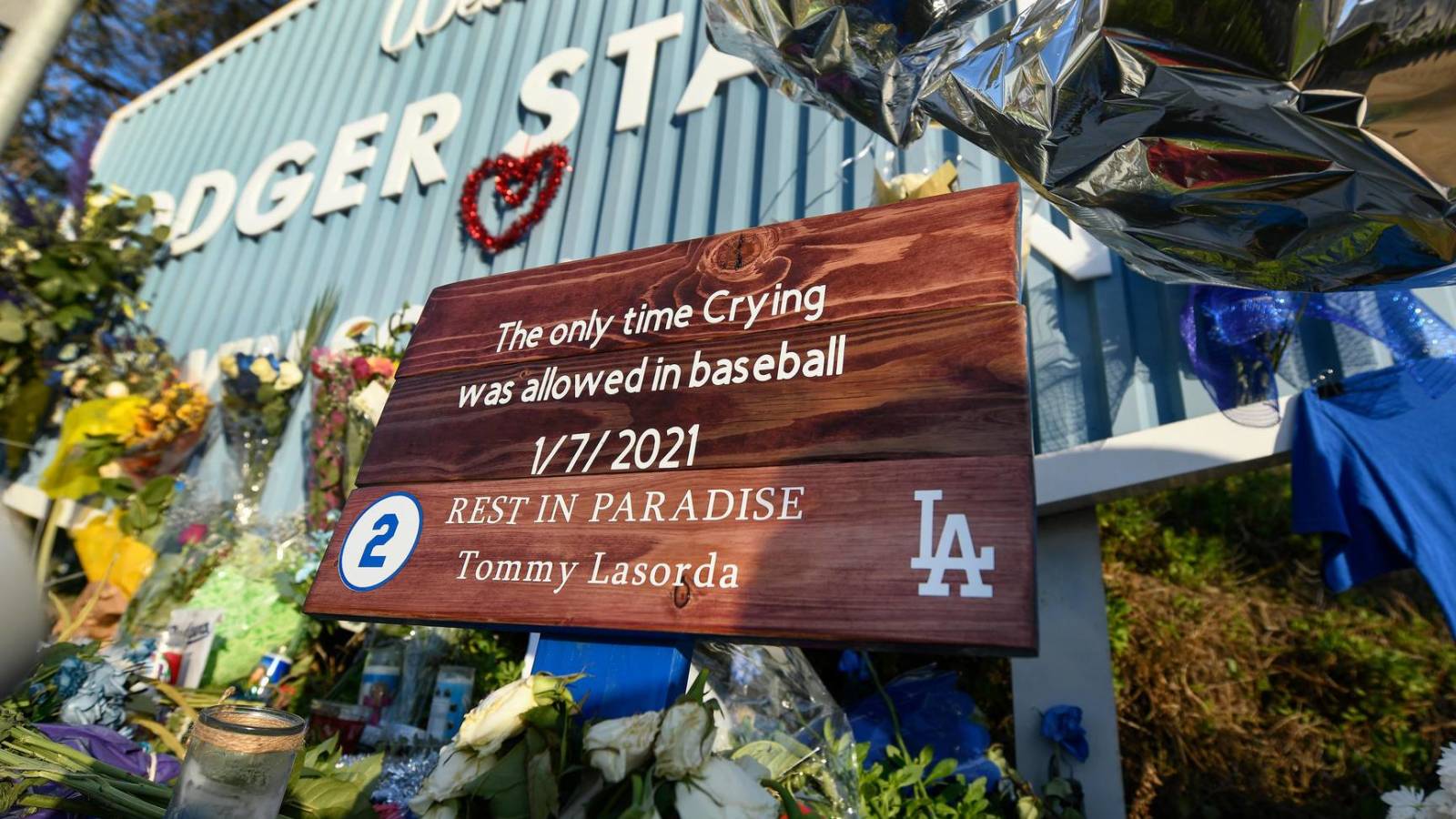 Max Muncy to honor Tommy Lasorda with custom cleats at Dodgers' home opener