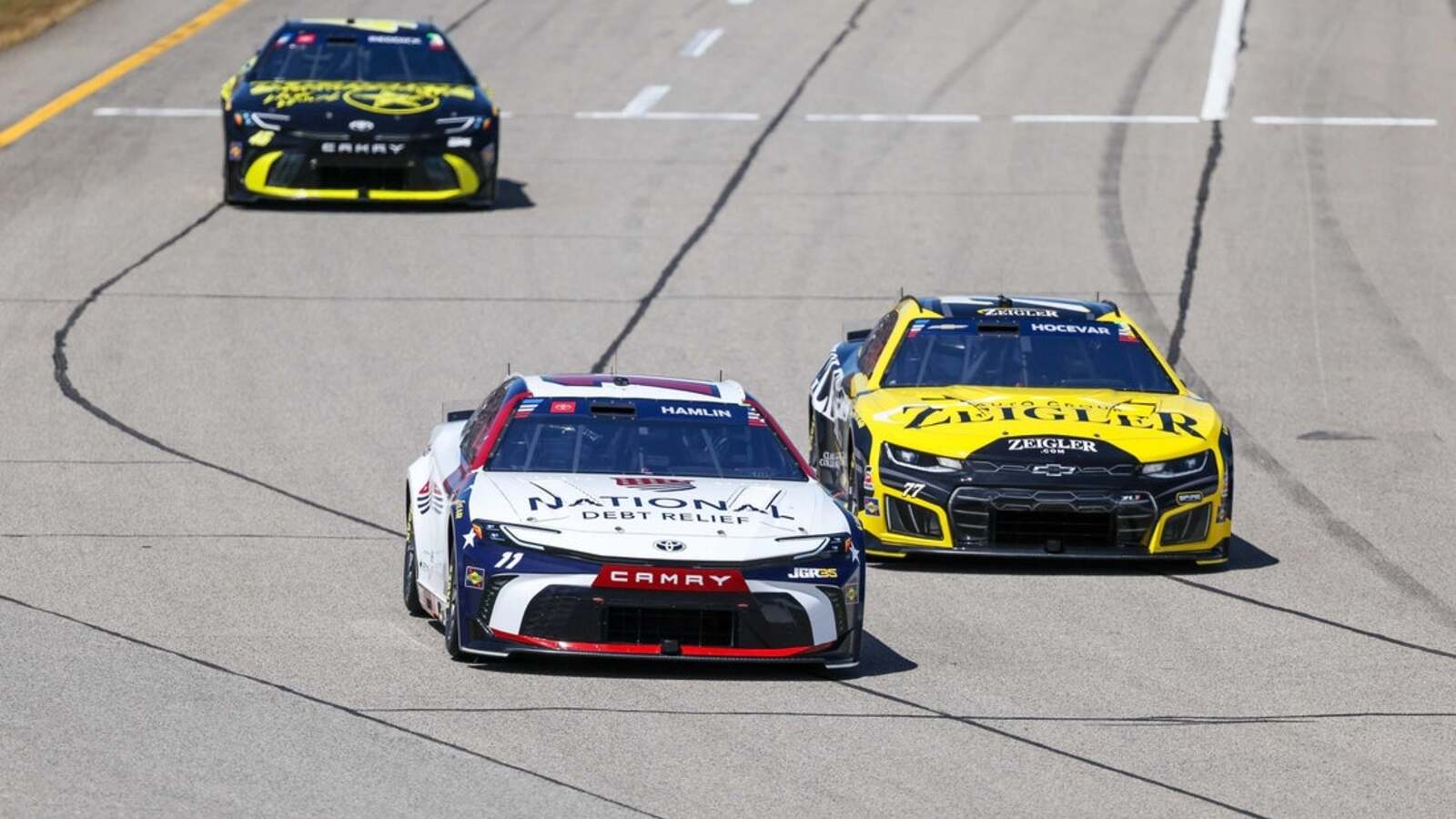 Denny Hamlin goes from rear of Michigan field to 2nd straight win