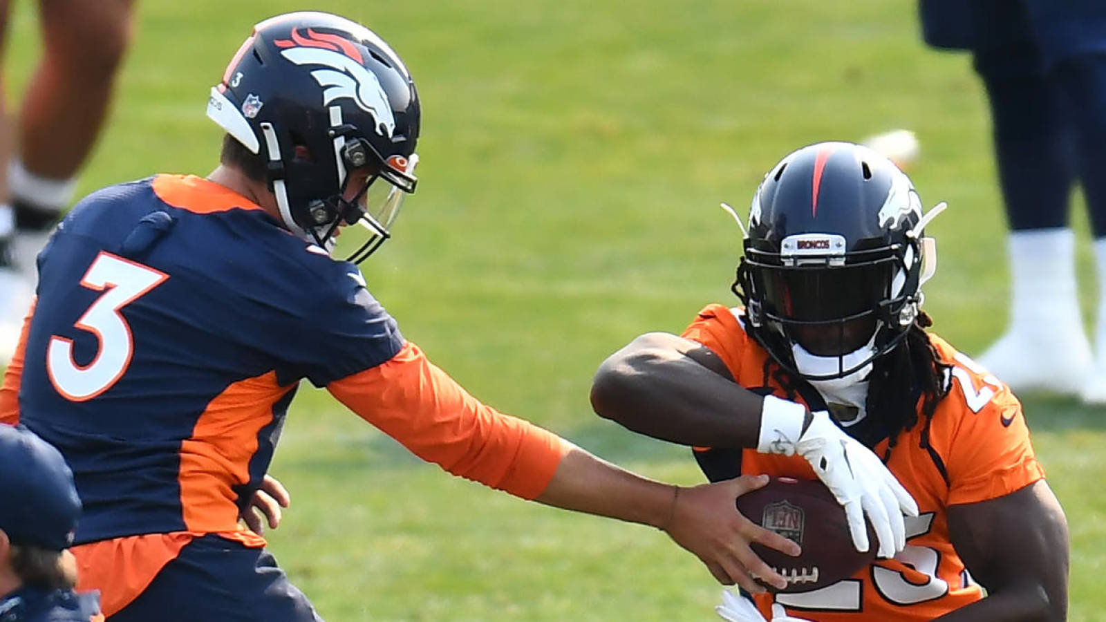 Broncos Melvin Gordon Admits He S Struggling With Denver Altitude Yardbarker