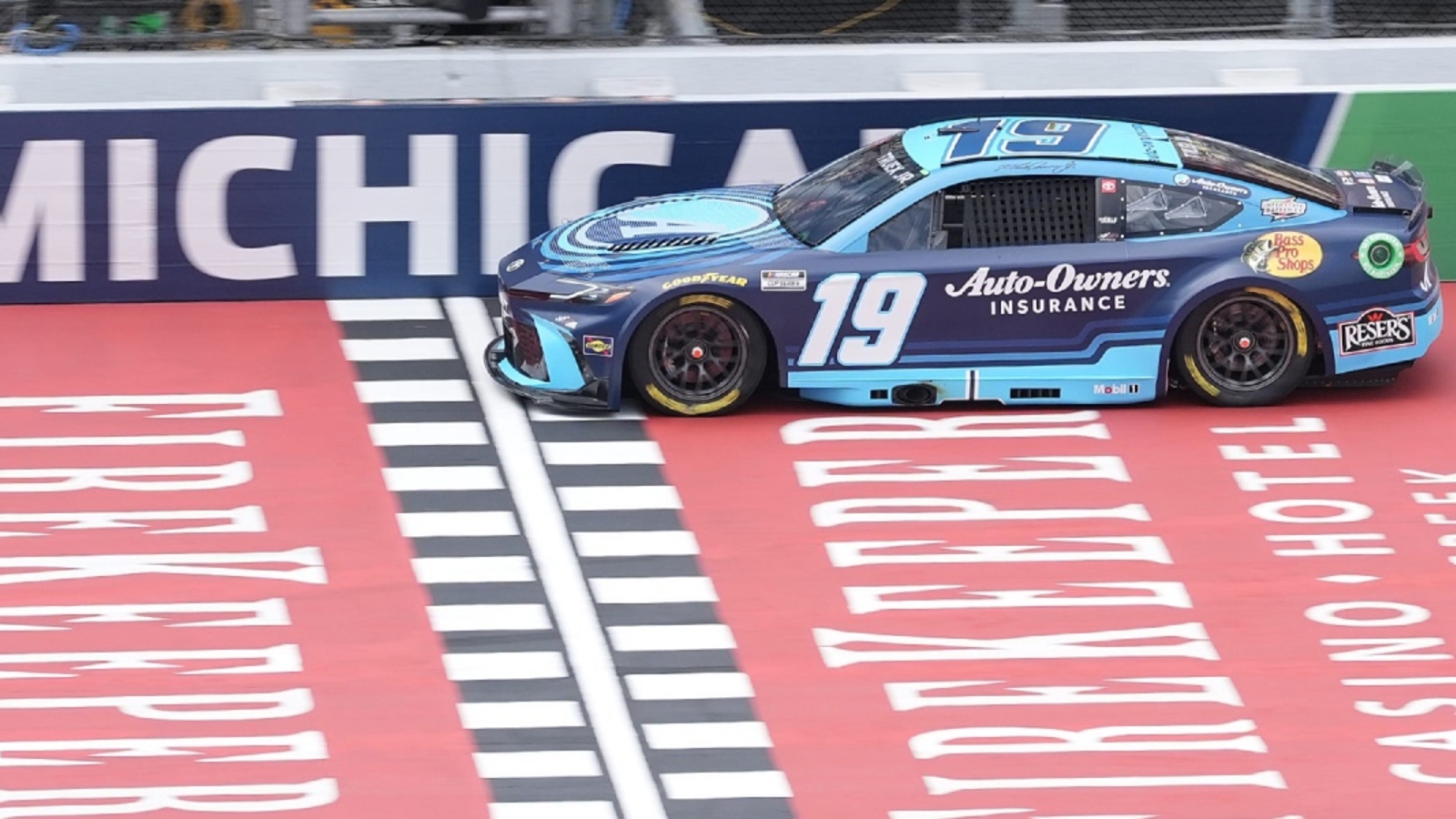 NASCAR insider questions decision to throw caution for Martin Truex Jr. incident at Michigan