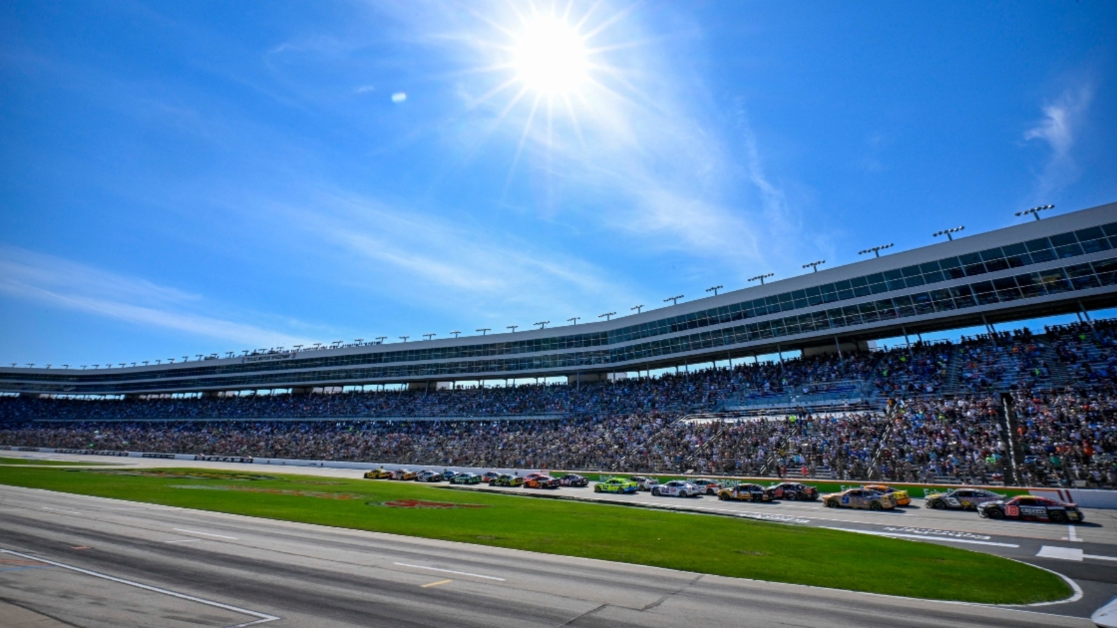 http://www.yardbarker.com/media/2/d/2da627d77c96cbd5c1e7cf1410627067a8ccdae7/thumb_16x9/NASCAR-Texas-1-1.jpg