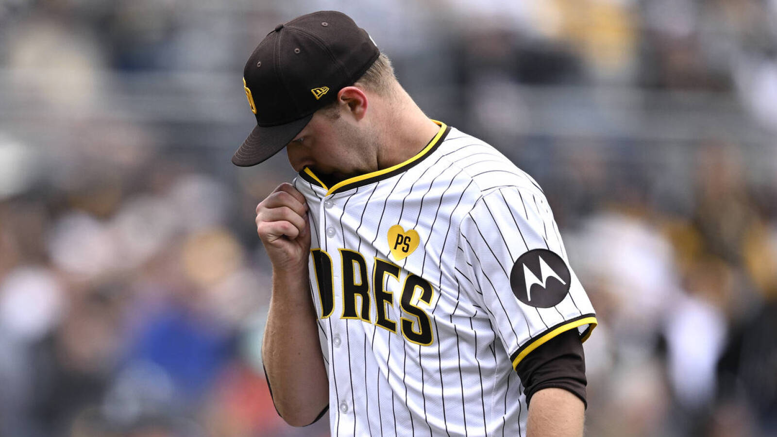 Padres pitcher has honest reaction to team getting booed off the field