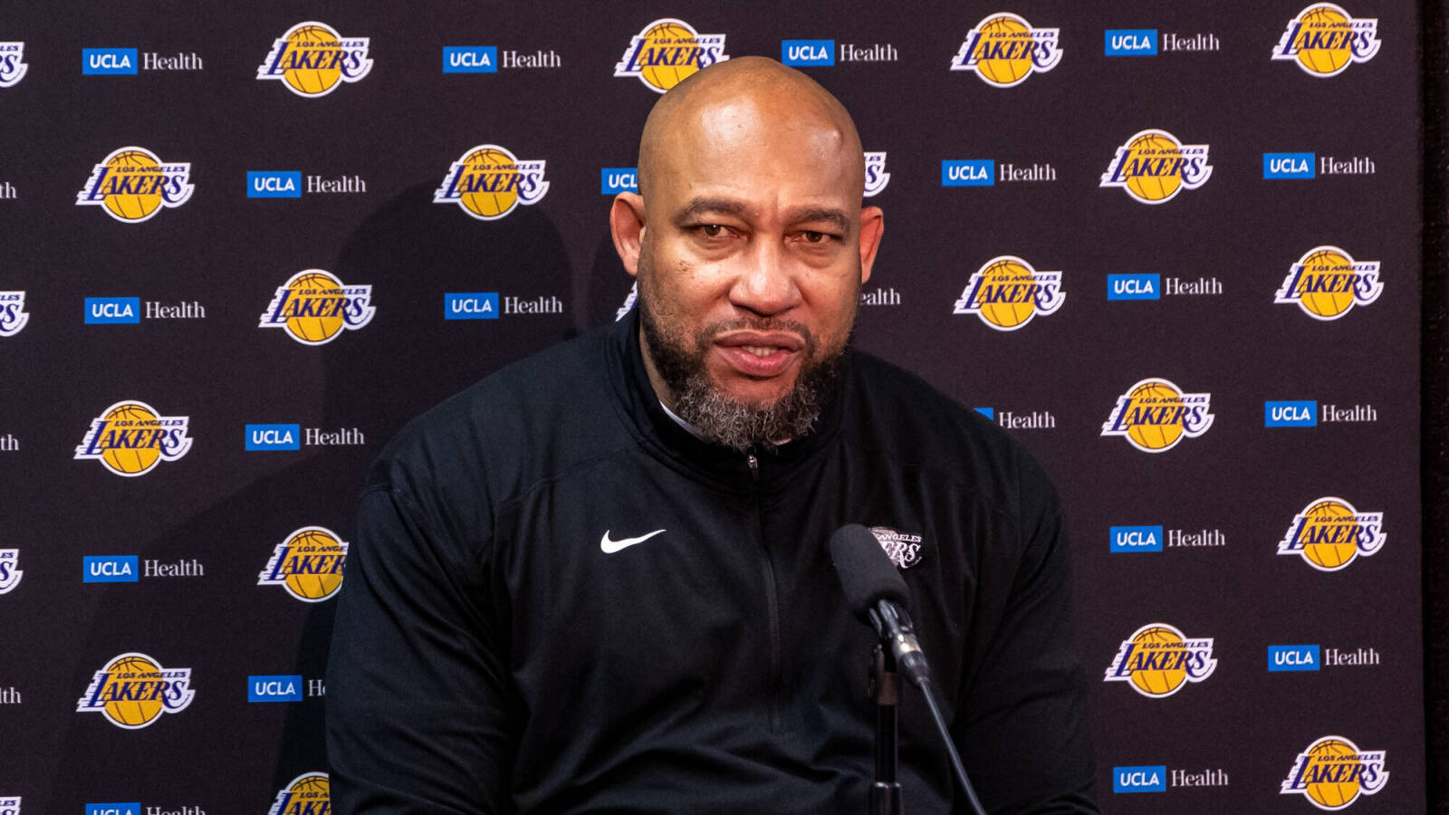 Charles Barkley defends Darvin Ham: 'Lakers suck because of the players'