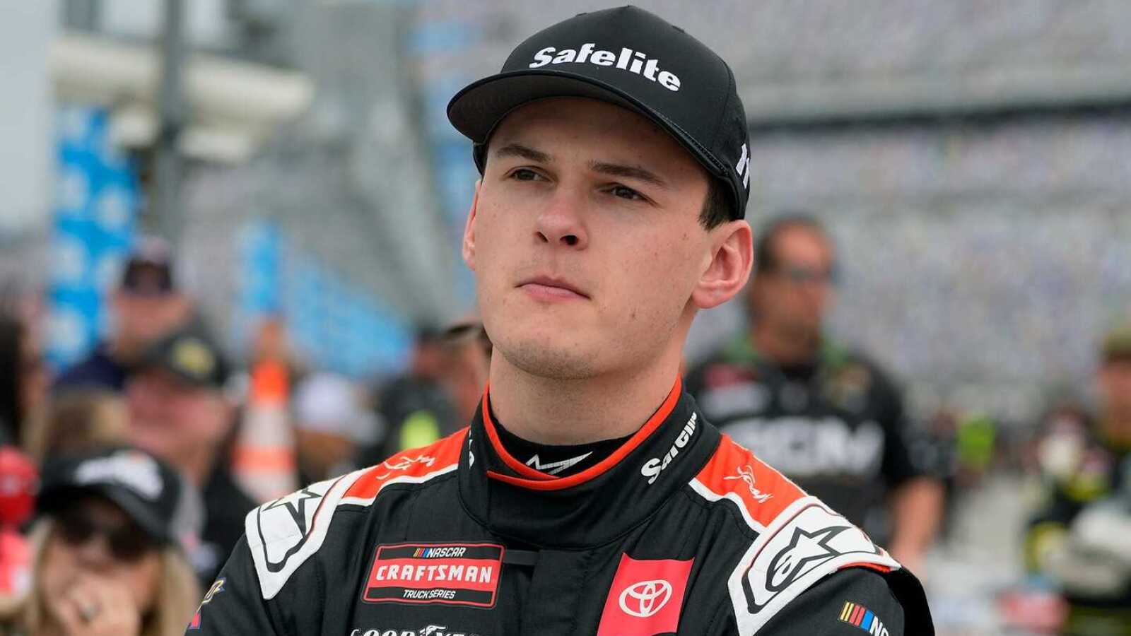 http://www.yardbarker.com/media/3/5/356d68a1f6609d28788396746af85bd2ad3acaee/thumb_16x9/corey-heim-survives-ot-win-nascar-truck-series.jpg