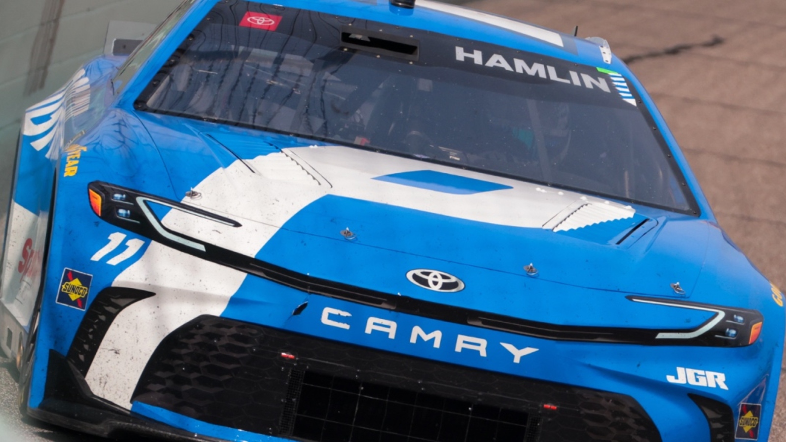 http://www.yardbarker.com/media/3/8/389494c5678326c555acc1cf39ec46b9f5867660/thumb_16x9/Denny-Hamlin-2.jpg