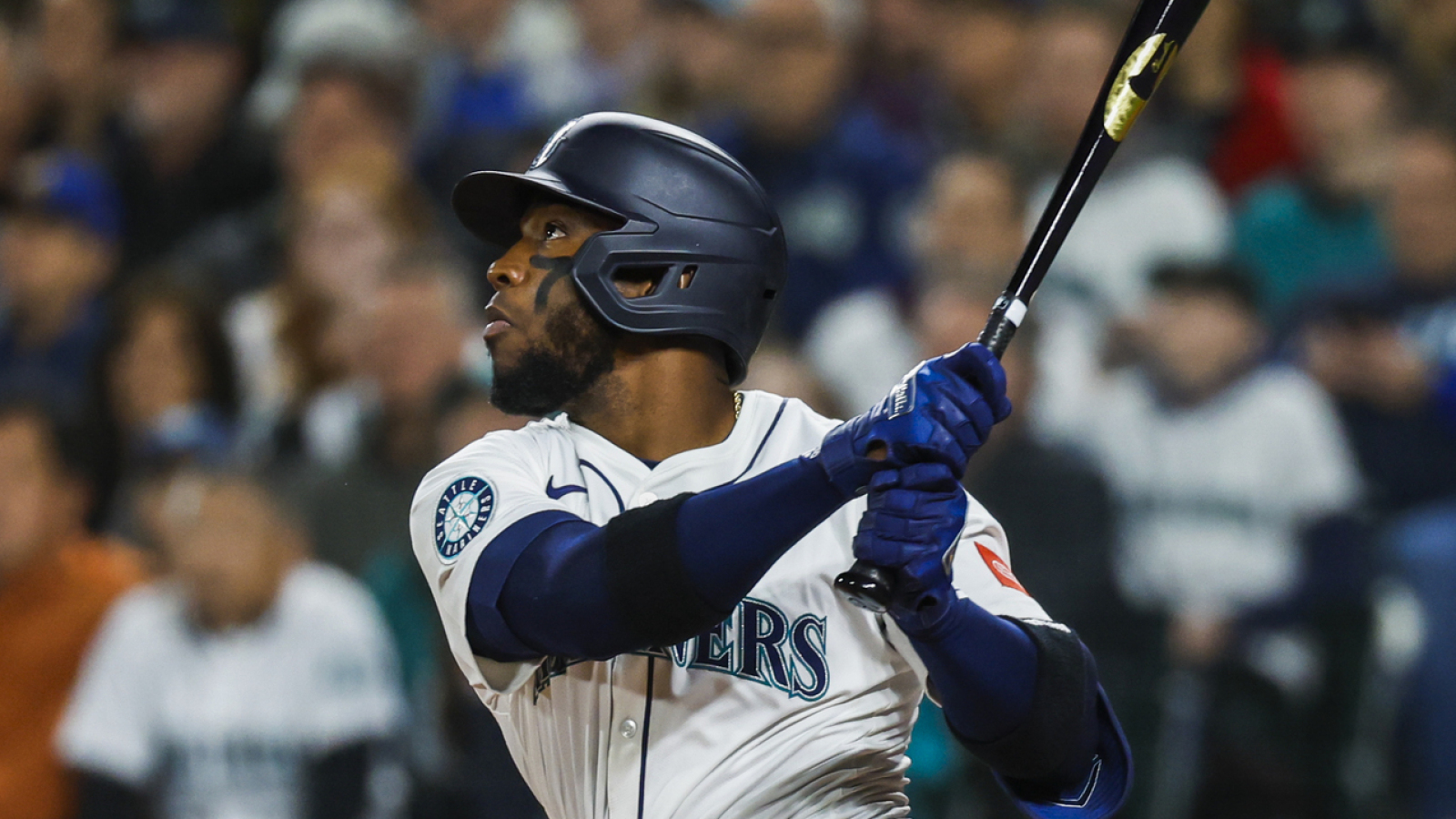 MLB sends message by suspending Victor Robles for bat-throwing incident