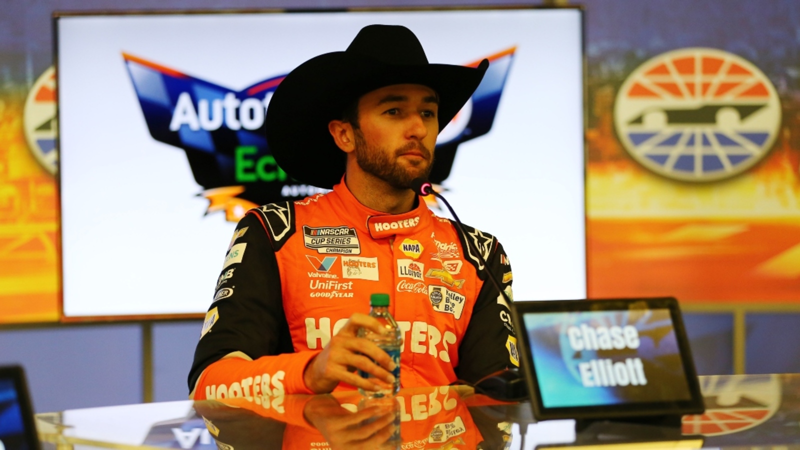 Dawsonville Pool Room sounds si-reen for first time in nearly two years after Chase Elliott’s win at Texas
