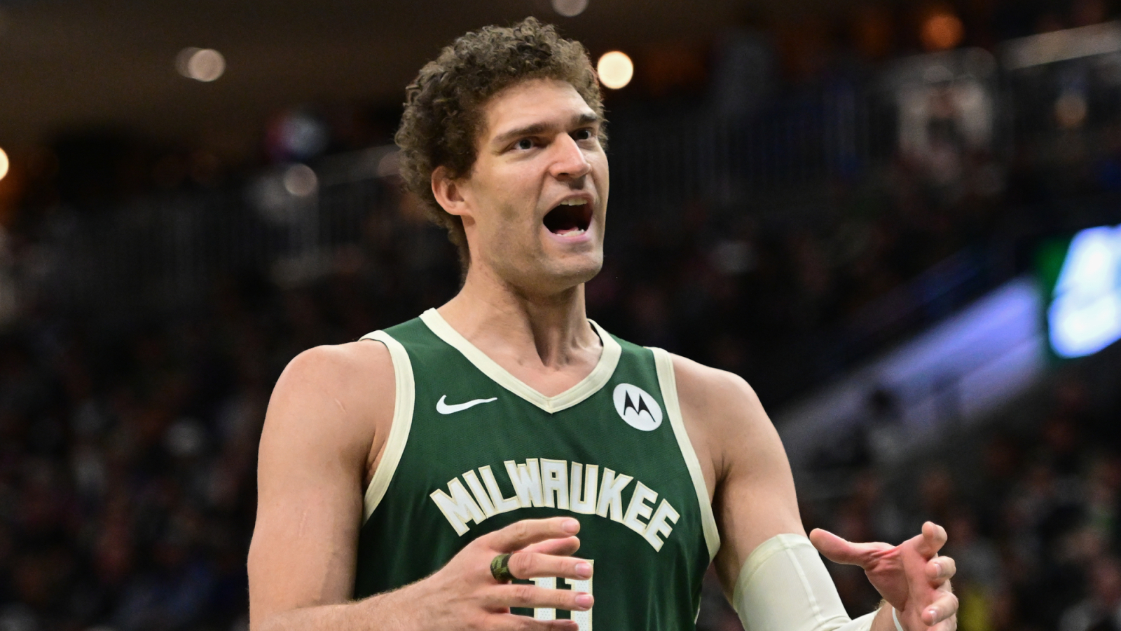 Milwaukee's plan for Brook Lopez makes no sense