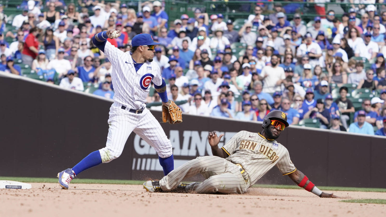Fan runs on field during Padres-Cubs game | Yardbarker