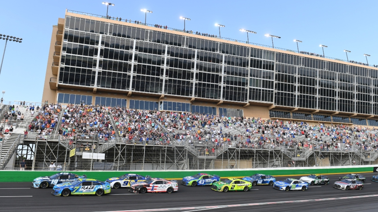 http://www.yardbarker.com/media/4/a/4ae4d96128216aa5c00edaa66d4463e6ed008d6e/thumb_16x9/Atlanta-Motor-Speedway-2.jpg