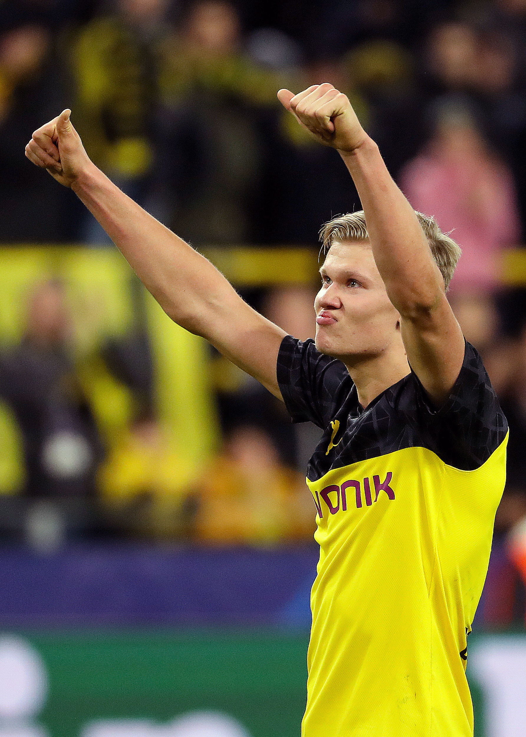 Watch Dortmund S Erling Halaand Celebrates Goal With Social Distancing Dance Yardbarker