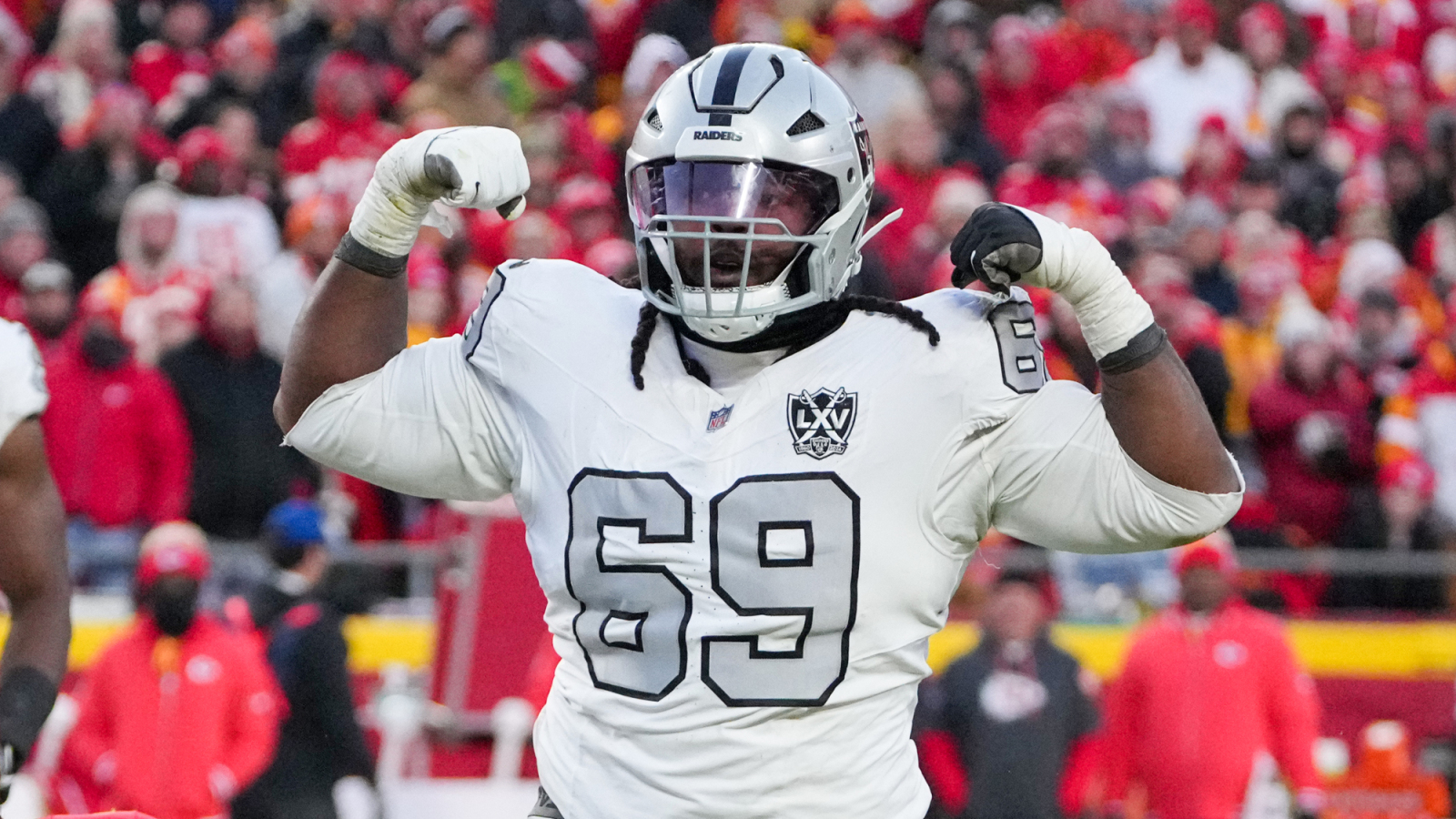 Raiders to bring back key DT on three-year deal