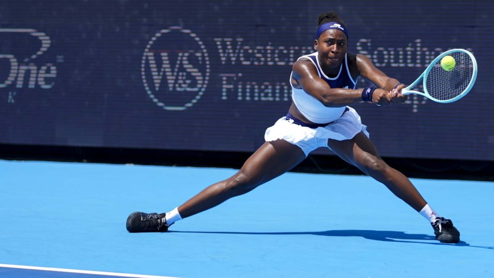 Coco Gauff breezes, Emma Navarro falls in Cincinnati Open