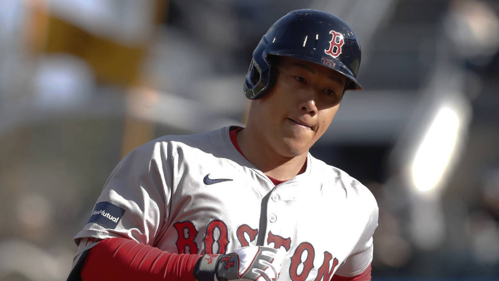 Red Sox outfielder avoids surgery, faces extended absence