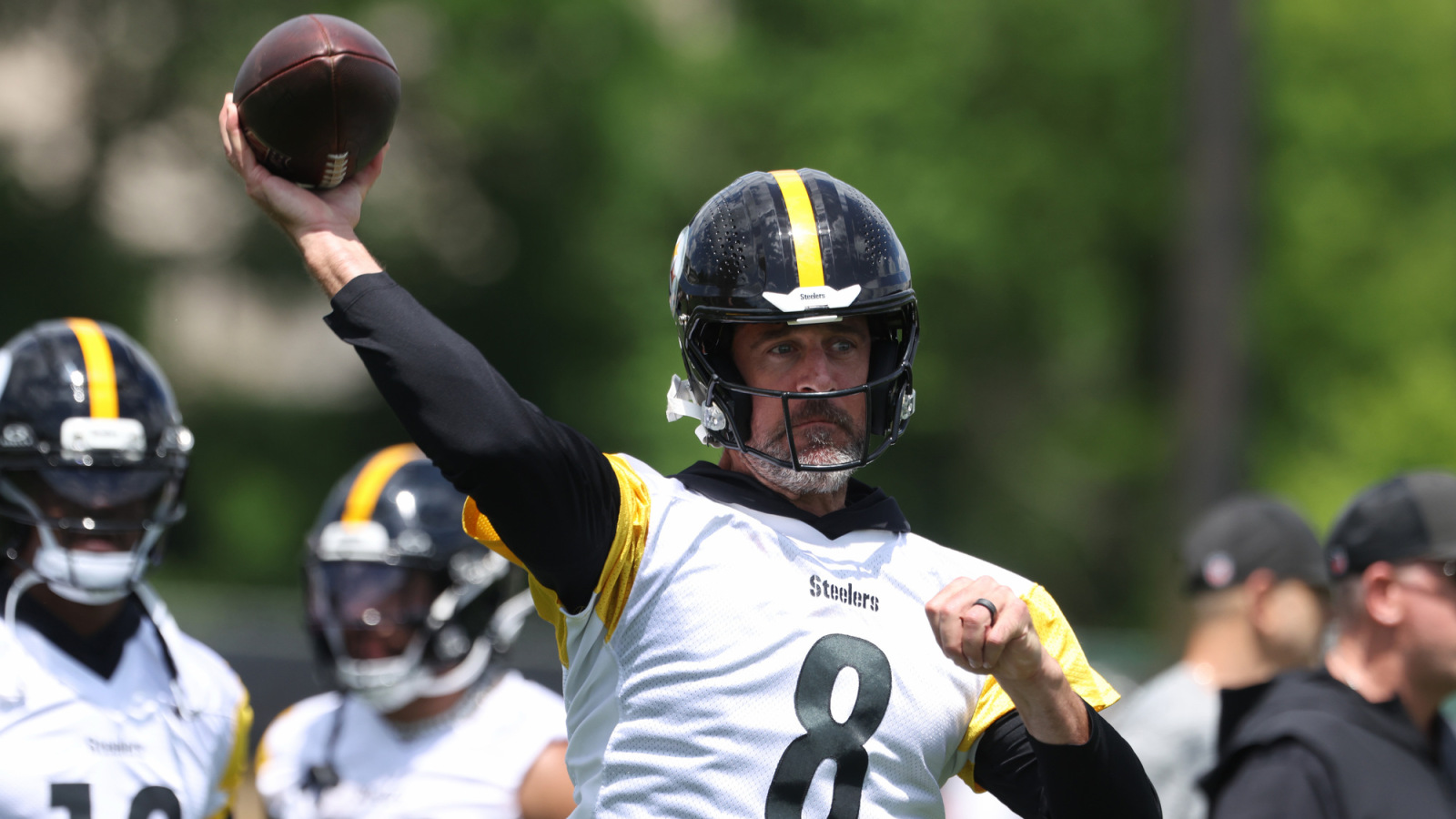 Steelers’ Aaron Rodgers Receives Immense Praise From Key Offensive Teammate: ‘Still Has All The Juice’
