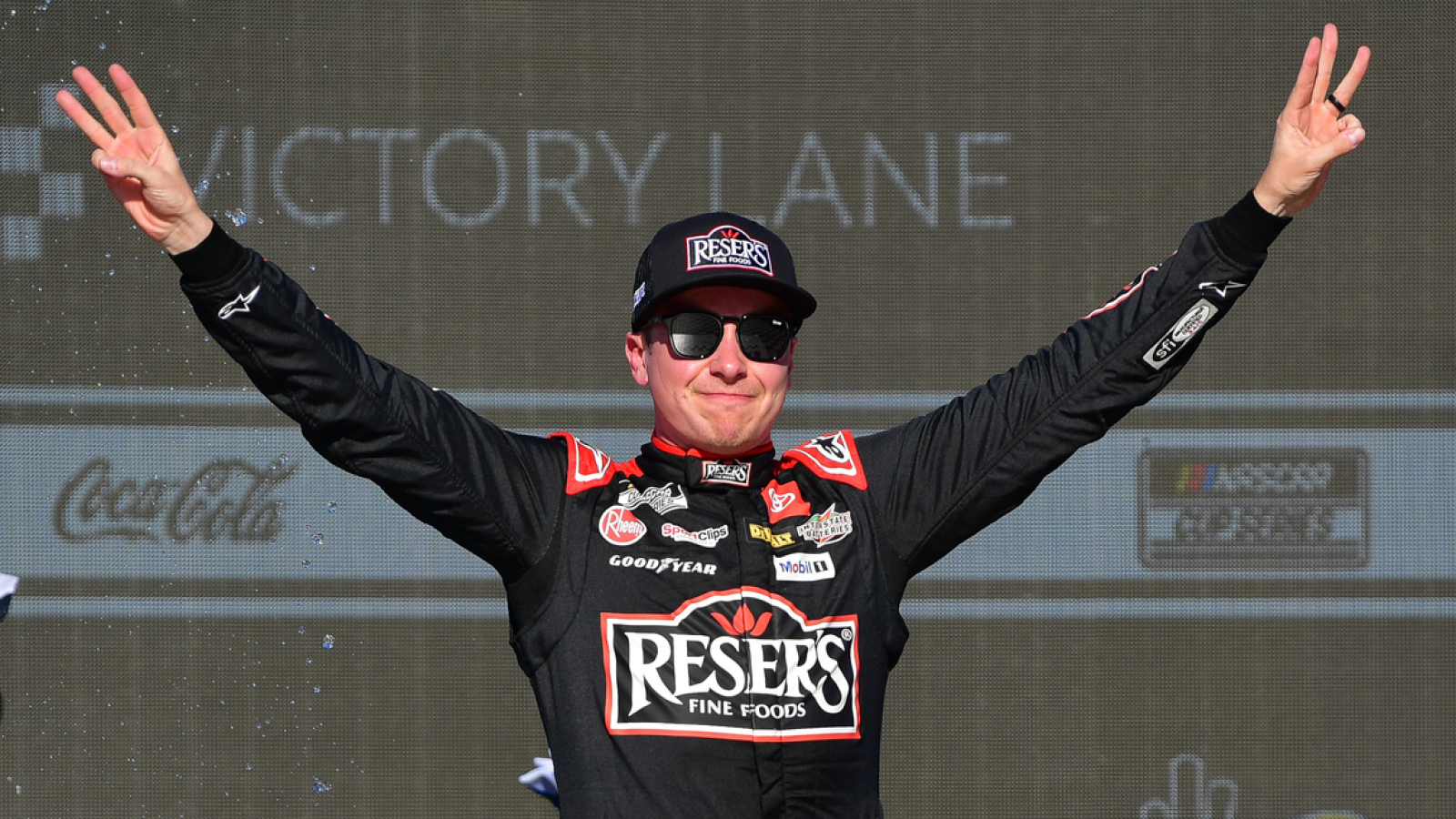 http://www.yardbarker.com/media/5/c/5c437f3499756fdba33c0ab73bbab80c389a1b62/thumb_16x9/christopher-bell-two-tire-call-win-star-heat-race.jpg