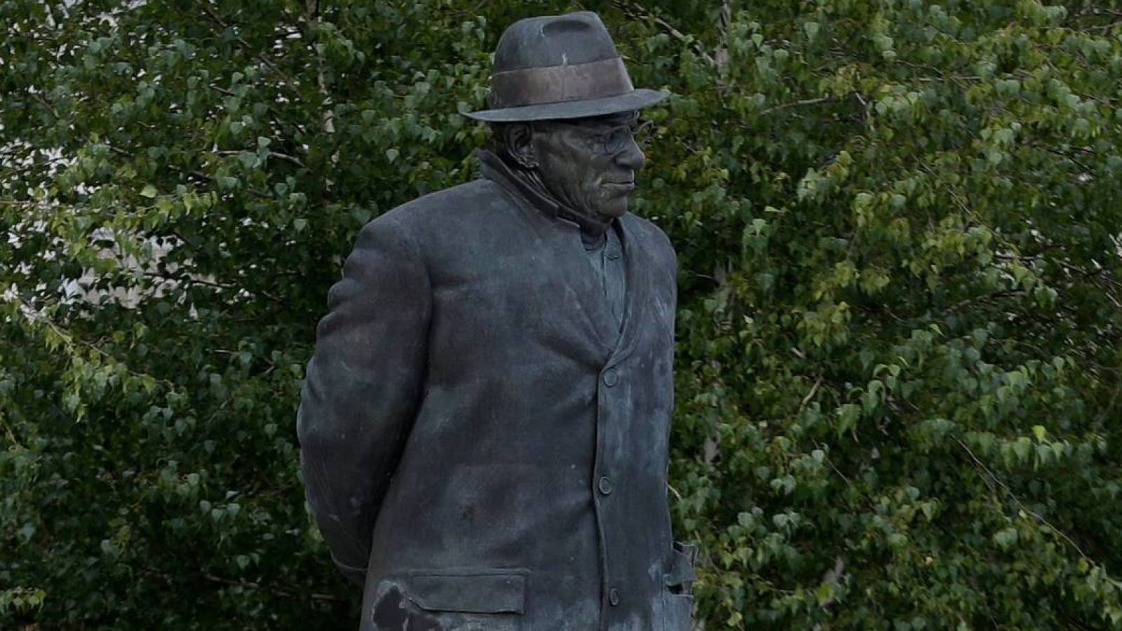 Packers Place Masks On Lambeau Lombardi Statues Yardbarker