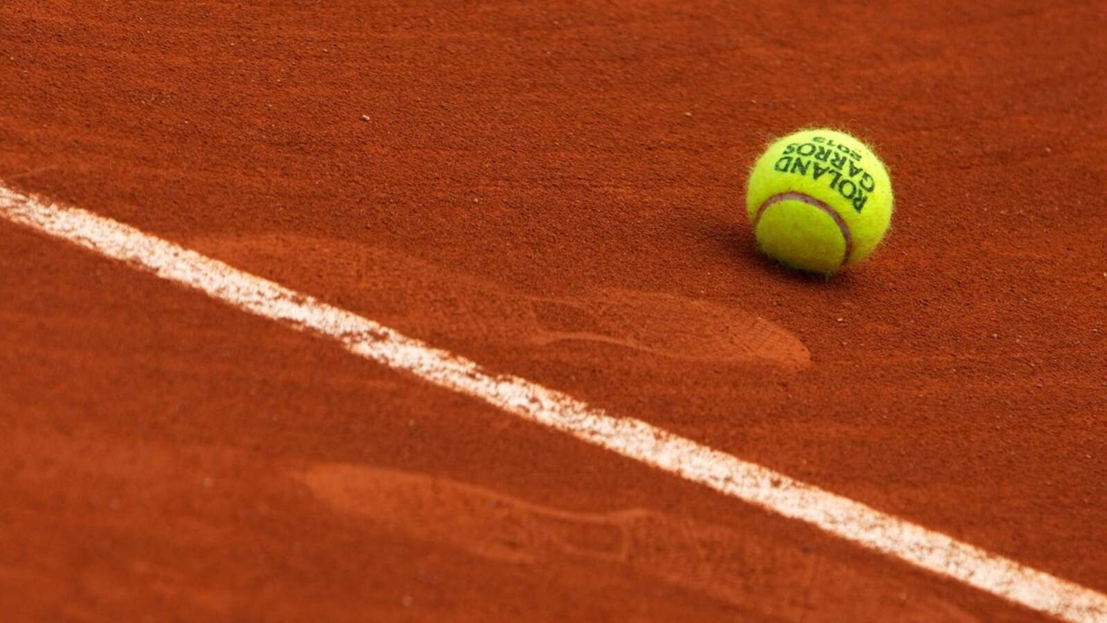 French Open doubles match ends after sign causes injury