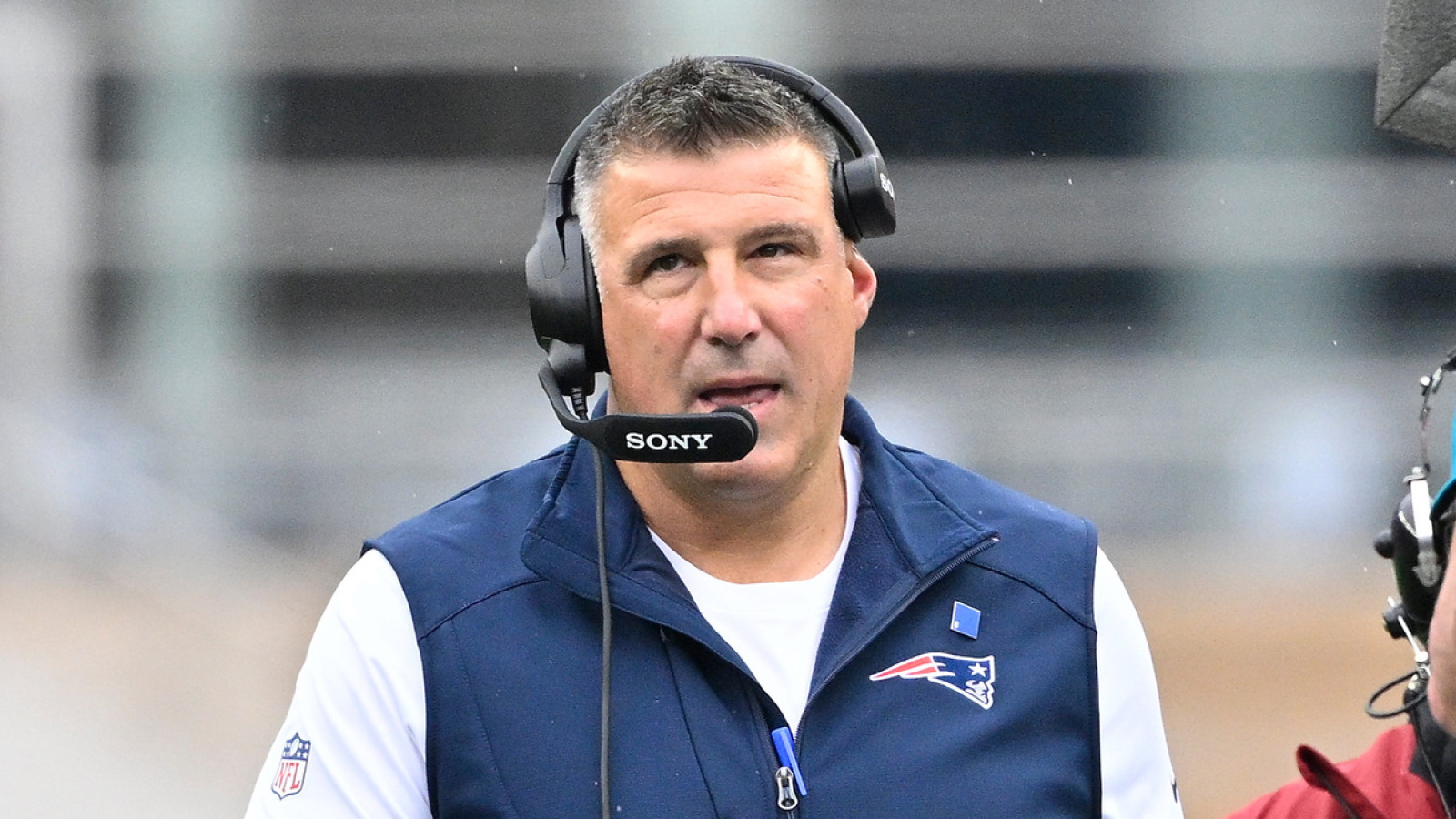 Mike Vrabel refutes reports of a rift with Patriots quarterback Drake Maye