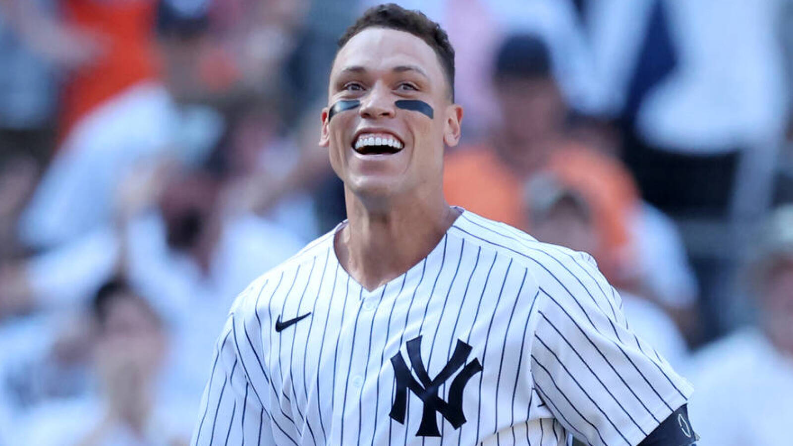 Yankees' Aaron Judge gives his bat to 