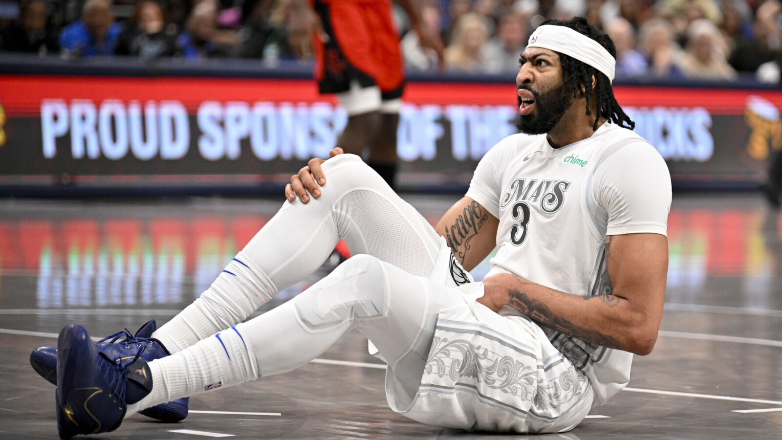 Anthony Davis downplays injury that shortened his Mavericks debut