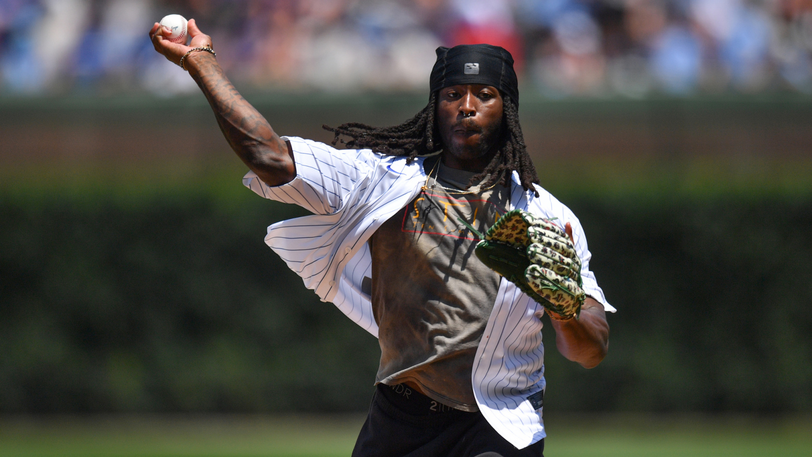 Alvin Kamara gets do-over after hilarious Wrigley Field first pitch