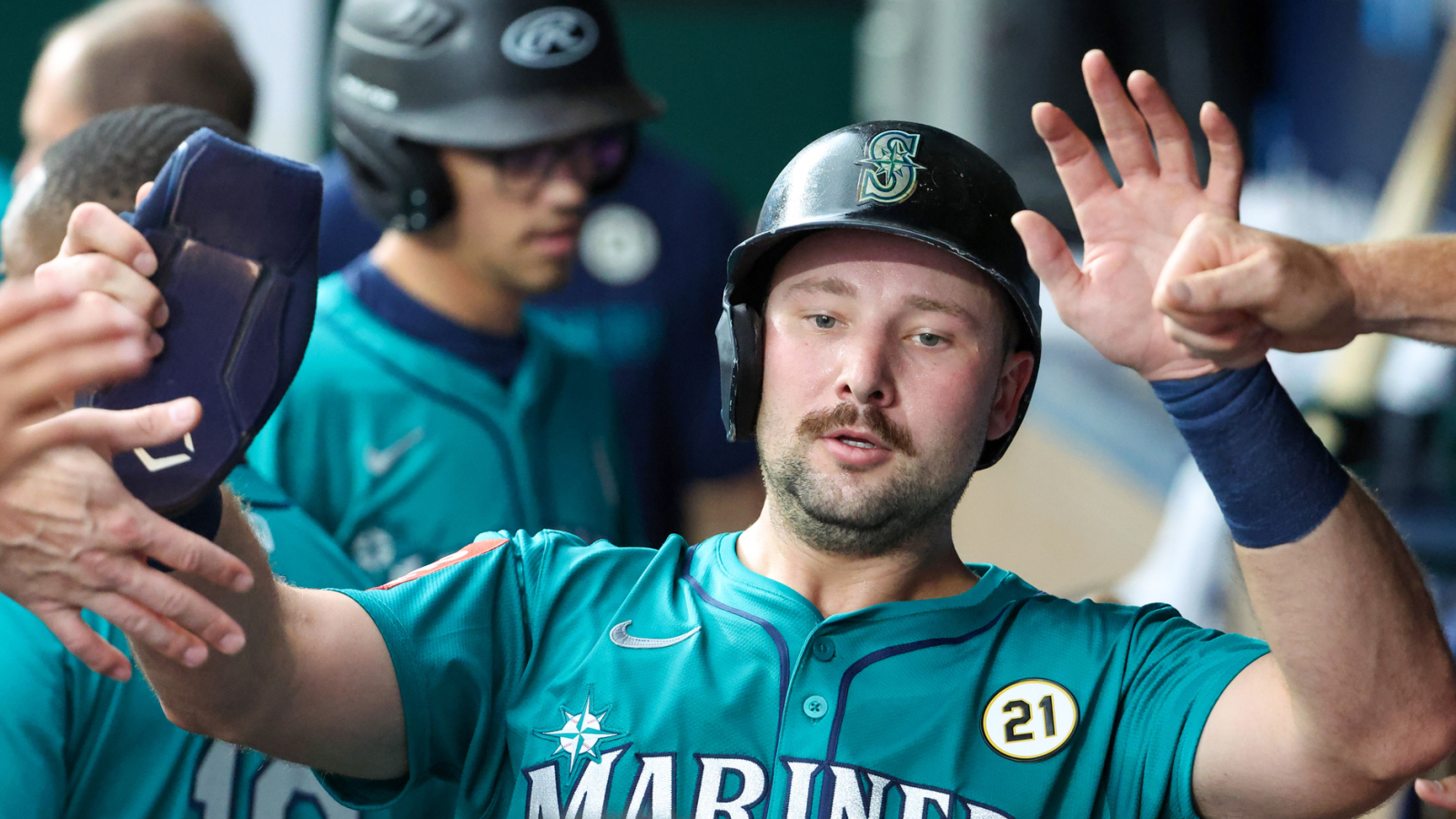 Mariners slugger makes history with two swings of the bat