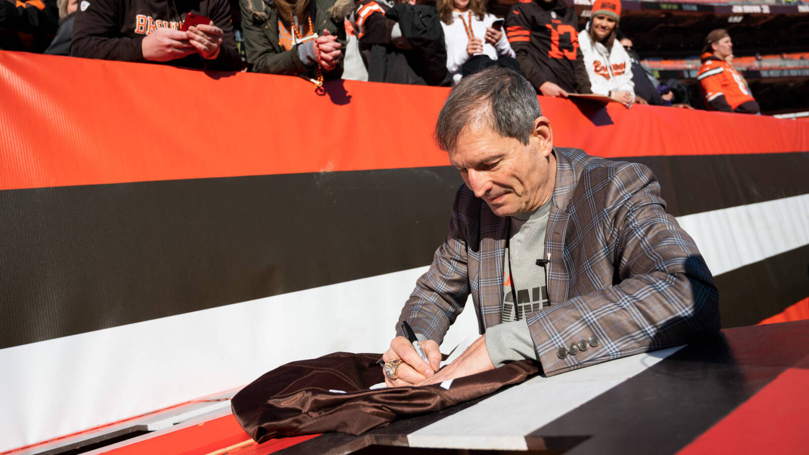 Browns ban Bernie Kosar from team activities after admitting $19K bet