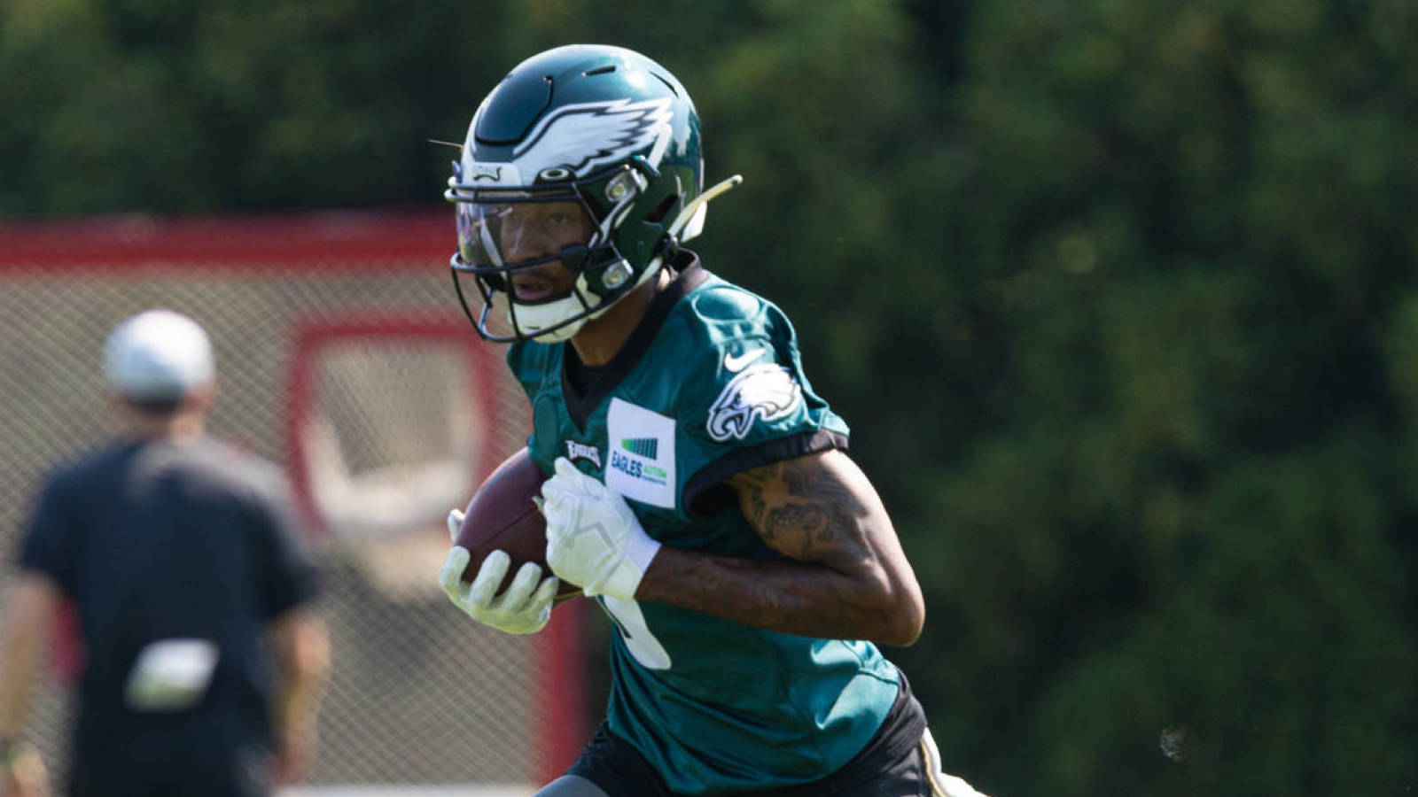 Eagles WR DeVonta Smith considered day-to-day with knee injury - NewsOpener Eagles WR DeVonta Smith considered day-to-day with knee injury