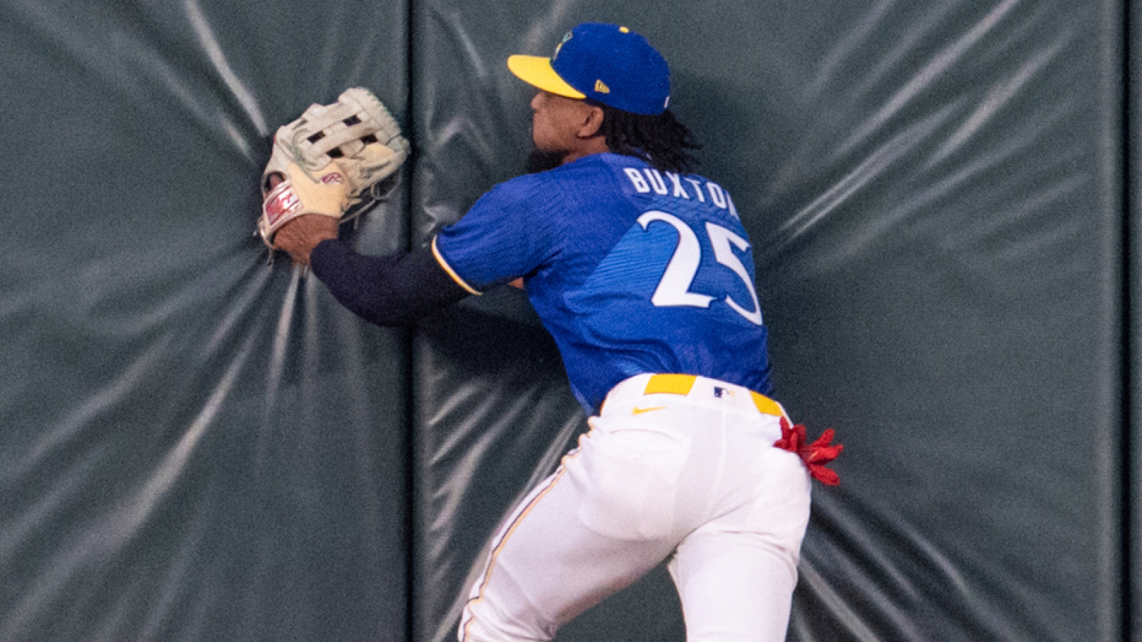Twins' Byron Buxton gets another injury scare after running into wall