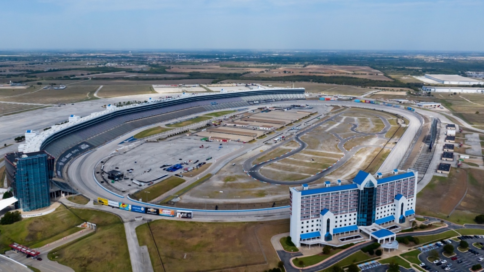http://www.yardbarker.com/media/7/0/701dca978ff2889fd736aea507adad47d545f419/thumb_16x9/NASCAR-Texas.jpg
