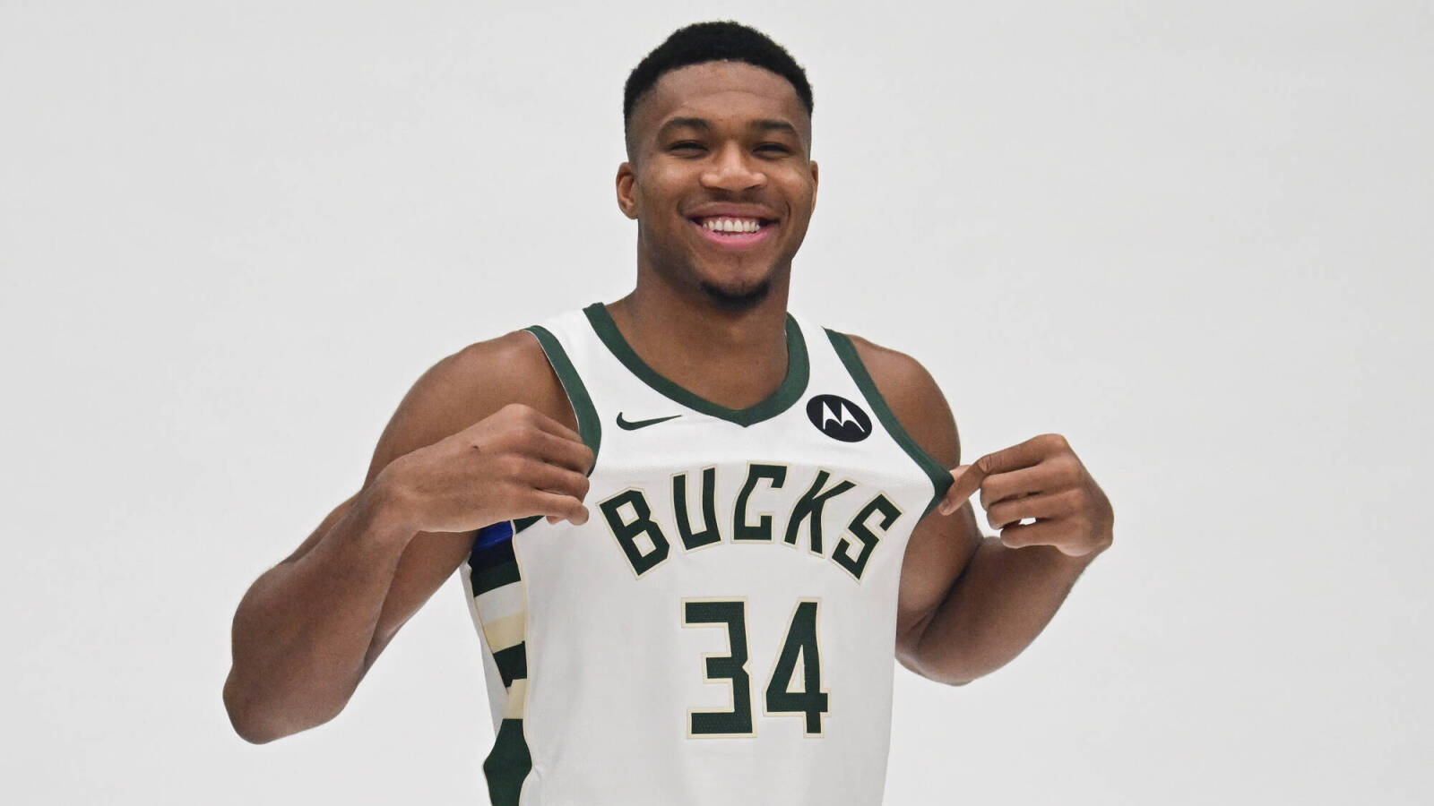 Giannis Antetokounmpo commits to Bucks with new contract