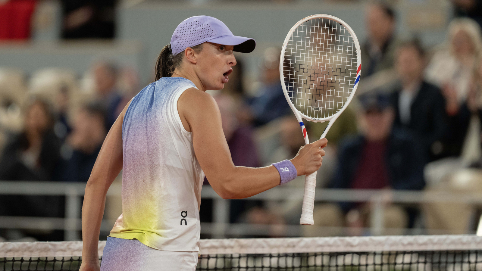 Iga Swiatek overcomes early test against Polina Kudermetova to advance at Wimbledon
