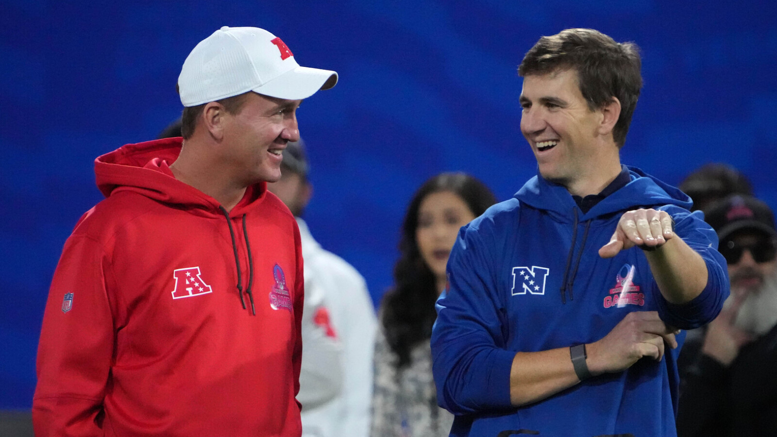 Eli Manning trolls brother Peyton over golf mishap