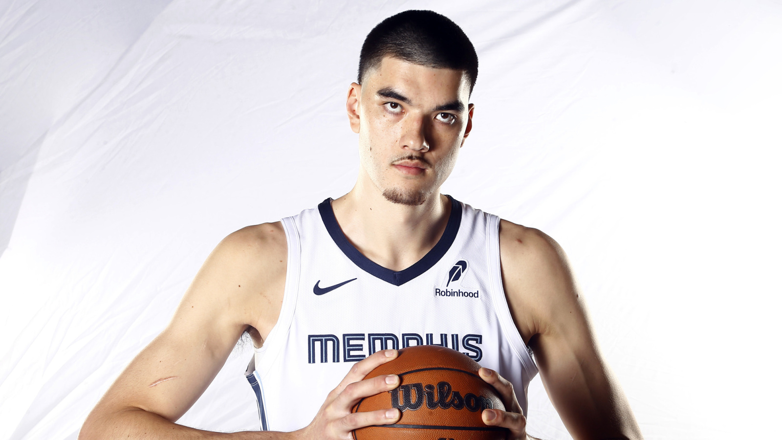 Zach Edey recreates famous Manute Bol-Muggsy Bogues photo with teammate