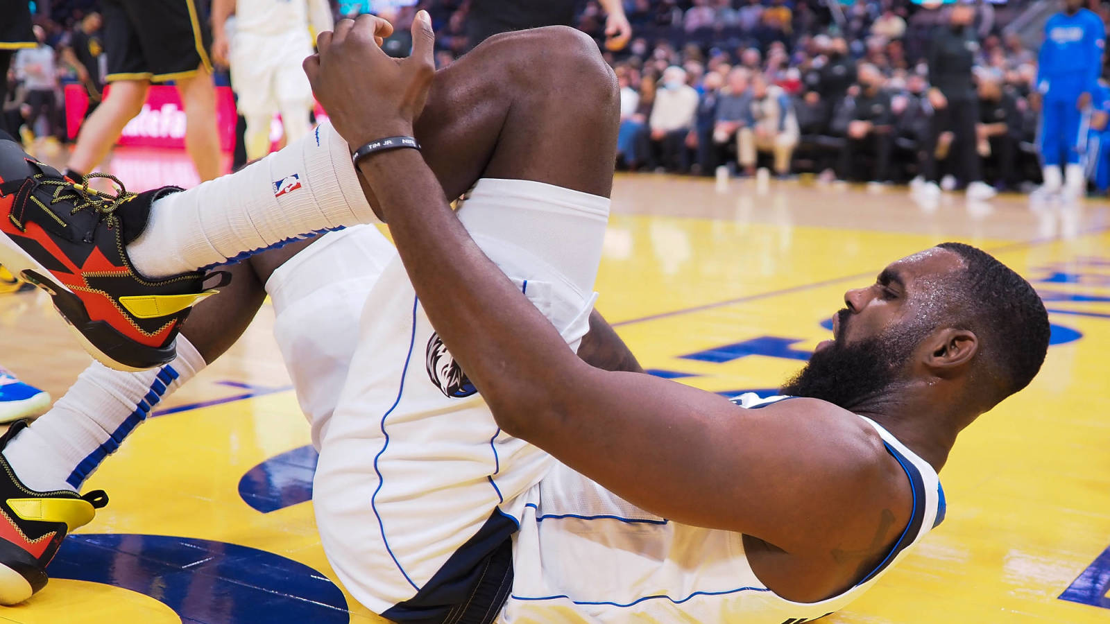 Mavericks SG Tim Hardaway Jr. suffers fracture in left foot vs. Warriors