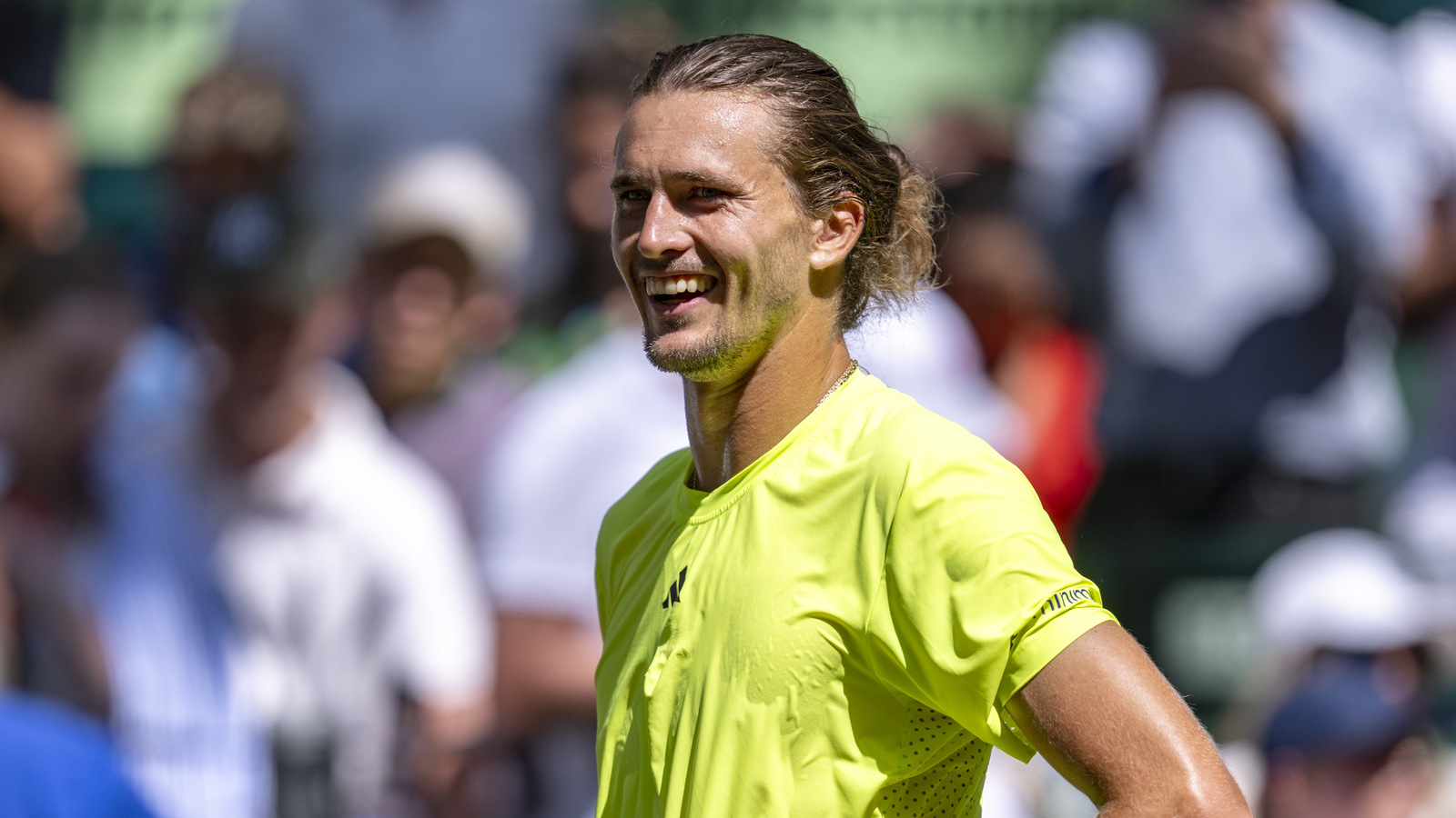 Daily Dose of Social Media: Alexander Zverev's bizarre bathroom run & Medvedev's courtside chill steal the show