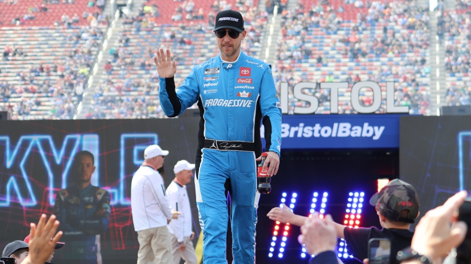 http://www.yardbarker.com/media/7/c/7c051c6600ea8d21d755232ed67e2f51a5db5871/thumb_16x9/Denny-Hamlin-48.jpg