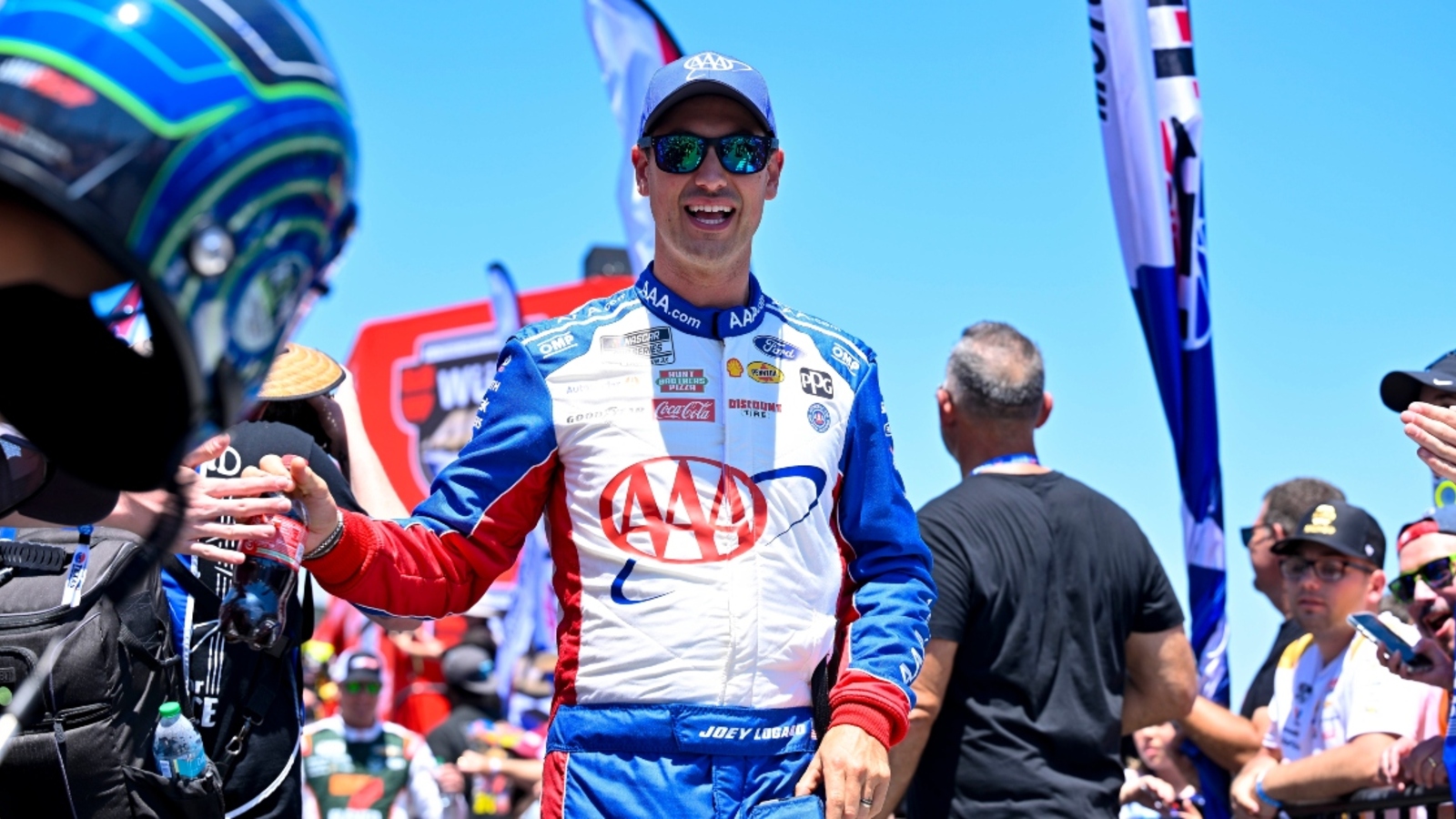 http://www.yardbarker.com/media/7/d/7dfa48e4d8c5a7dd2c5a1c61a7b5dede500d1b8c/thumb_16x9/Joey-Logano-22.jpg